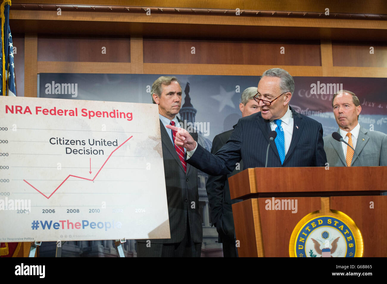 US-Senator Chuck Schumer zusammen mit anderen demokratischen Anruf für die Gesetzgebung, die Lobbyarbeit macht von der National Rifle Association im Rahmen einer Pressekonferenz auf dem Capitol Hill 23. Juni 2016 in Washington, DC zu stoppen. Senat Republikaner unterstützt durch die NRA habe alle Versuche zur Waffenkontrolle im Kongress gestoppt. Stockfoto