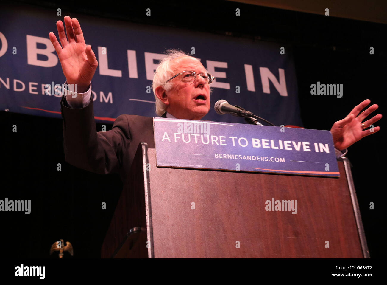 New York, New York, USA. 23. Juni 2016. Demokratischen Präsidenten hoffnungsvollen BERNIE SANDERS liefert seine "Where We Go From Here" Rede im Rathaus statt. Bildnachweis: Nancy Kaszerman/ZUMA Draht/Alamy Live-Nachrichten Stockfoto