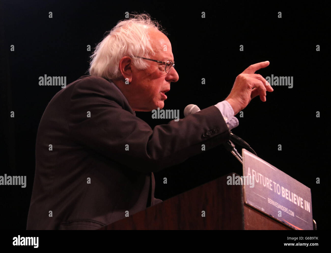 New York, New York, USA. 23. Juni 2016. Demokratischen Präsidenten hoffnungsvollen BERNIE SANDERS liefert seine "Where We Go From Here" Rede im Rathaus statt. Bildnachweis: Nancy Kaszerman/ZUMA Draht/Alamy Live-Nachrichten Stockfoto