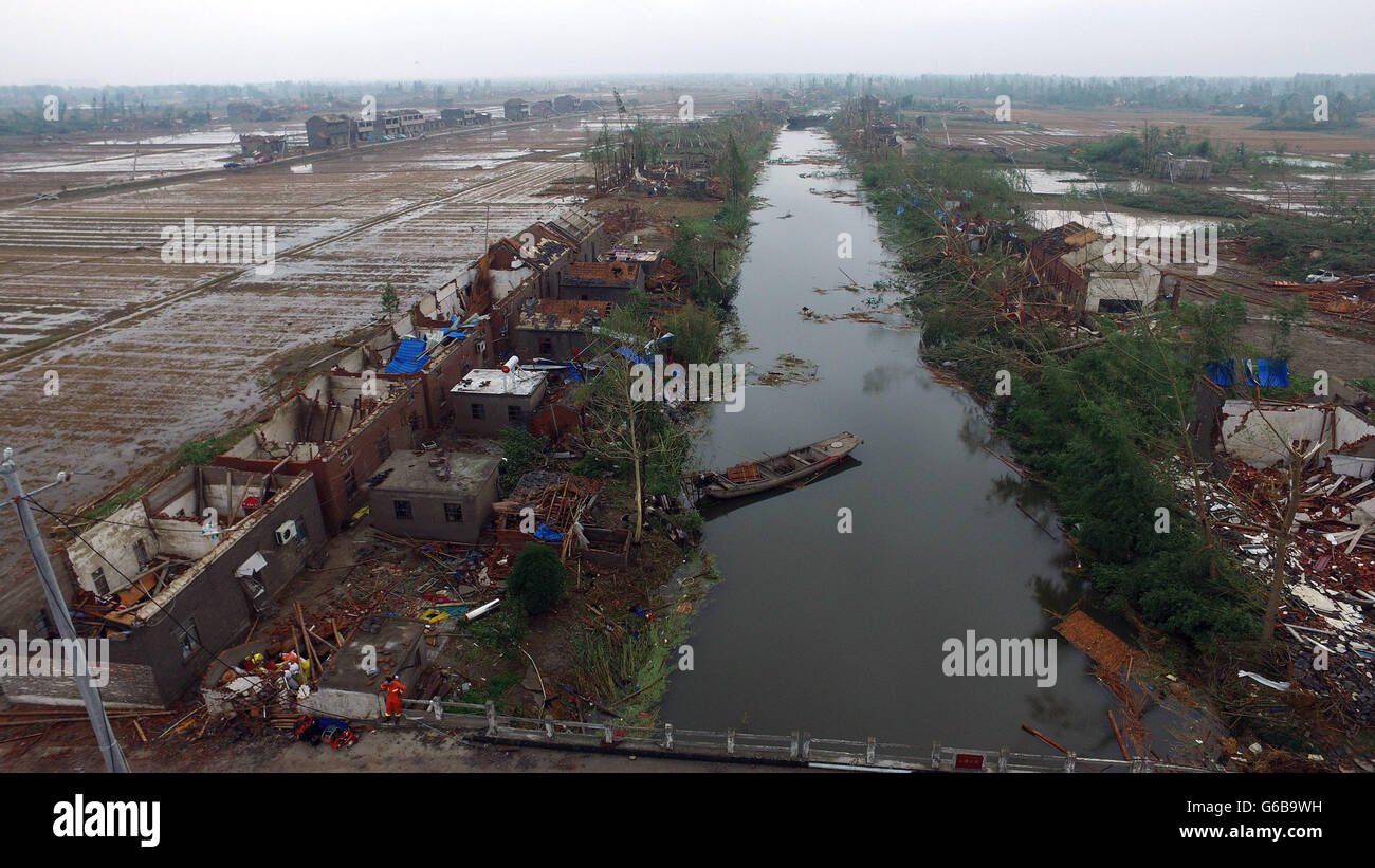 Yancheng, China. 24. Juni 2016. Eine Luftaufnahme, die von einer Drohne am 24. Juni 2016 zeigt beschädigten Häuser entlang eines Baches in Danping Dorf der Chenliang Township Funing County in der ostchinesischen Provinz Jiangsu Yancheng Stadt. Zahl der Todesopfer der Tornados und Hagel hier stieg auf 98 von 10:00 am Freitag. Intensive Regenfälle, Hagel und ein Tornado stetigen Teil Yancheng Stadt in der Nähe der östlichen Küste von China am 14:30 am Donnerstag, Gebäude, Bäume, Fahrzeuge und Strommasten zu zerstören. Bildnachweis: Han Yuqing/Xinhua/Alamy Live-Nachrichten Stockfoto