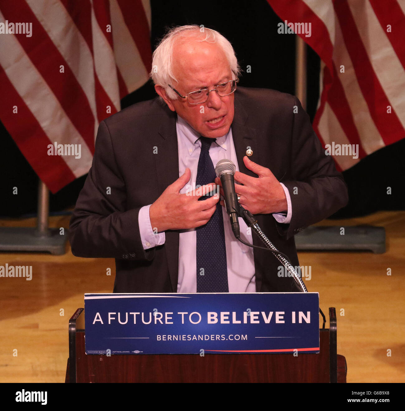 New York, New York, USA. 23. Juni 2016. Demokratischen Präsidenten hoffnungsvollen BERNIE SANDERS liefert seine "Where We Go From Here" Rede im Rathaus statt. Bildnachweis: Nancy Kaszerman/ZUMA Draht/Alamy Live-Nachrichten Stockfoto