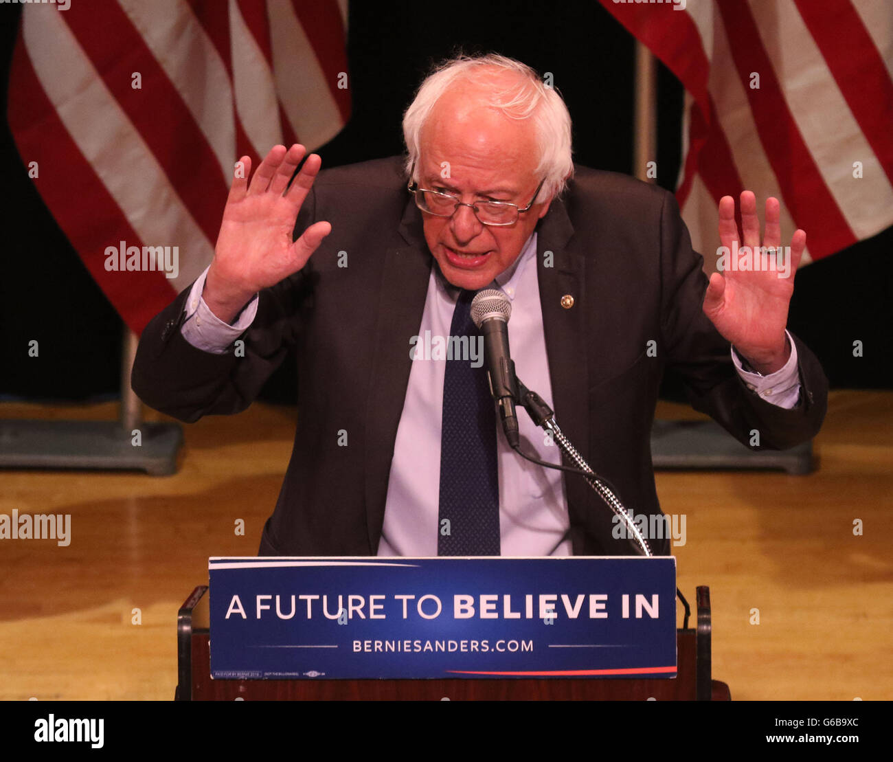 New York, New York, USA. 23. Juni 2016. Demokratischen Präsidenten hoffnungsvollen BERNIE SANDERS liefert seine "Where We Go From Here" Rede im Rathaus statt. Bildnachweis: Nancy Kaszerman/ZUMA Draht/Alamy Live-Nachrichten Stockfoto