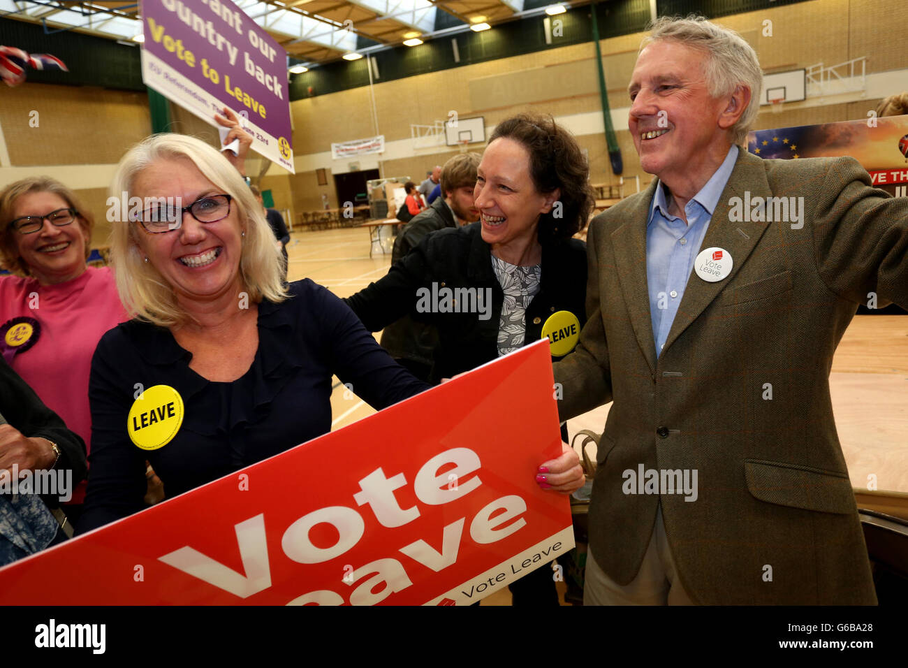 Bognor Regis, Großbritannien. 24. Juni 2016. EU-Referendum - im Bild ist das EU-Referendum Zählergebnis für Arun (einschließlich Bognor Regis) bei Arun Leisure Centre, West Sussex, UK. Gewinnt mit 62,5 % gegenüber bleiben die 37,5 % verlassen. Freitag, 24. Juni 2016. Bildnachweis: Sam Stephenson / Alamy Live News. 24.06.16 Credit: Sam Stephenson/Alamy Live-Nachrichten Stockfoto