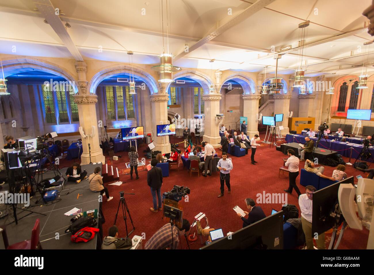 London, London, UK. 24. Juni 2016. Reporter anfangen zu sammeln, wie die Ergebnisse aus den Stimmzetteln sollen in Guildhall, London, am 24. Juni 2016 kommen. Die Wahlkommission sagte Großbritannien gestimmt, der Europäischen Union mit 51,9 Prozent unterstützen die Bewegung zu verlassen, am Freitag. Bildnachweis: Richard Washbrooke/Xinhua/Alamy Live-Nachrichten Stockfoto