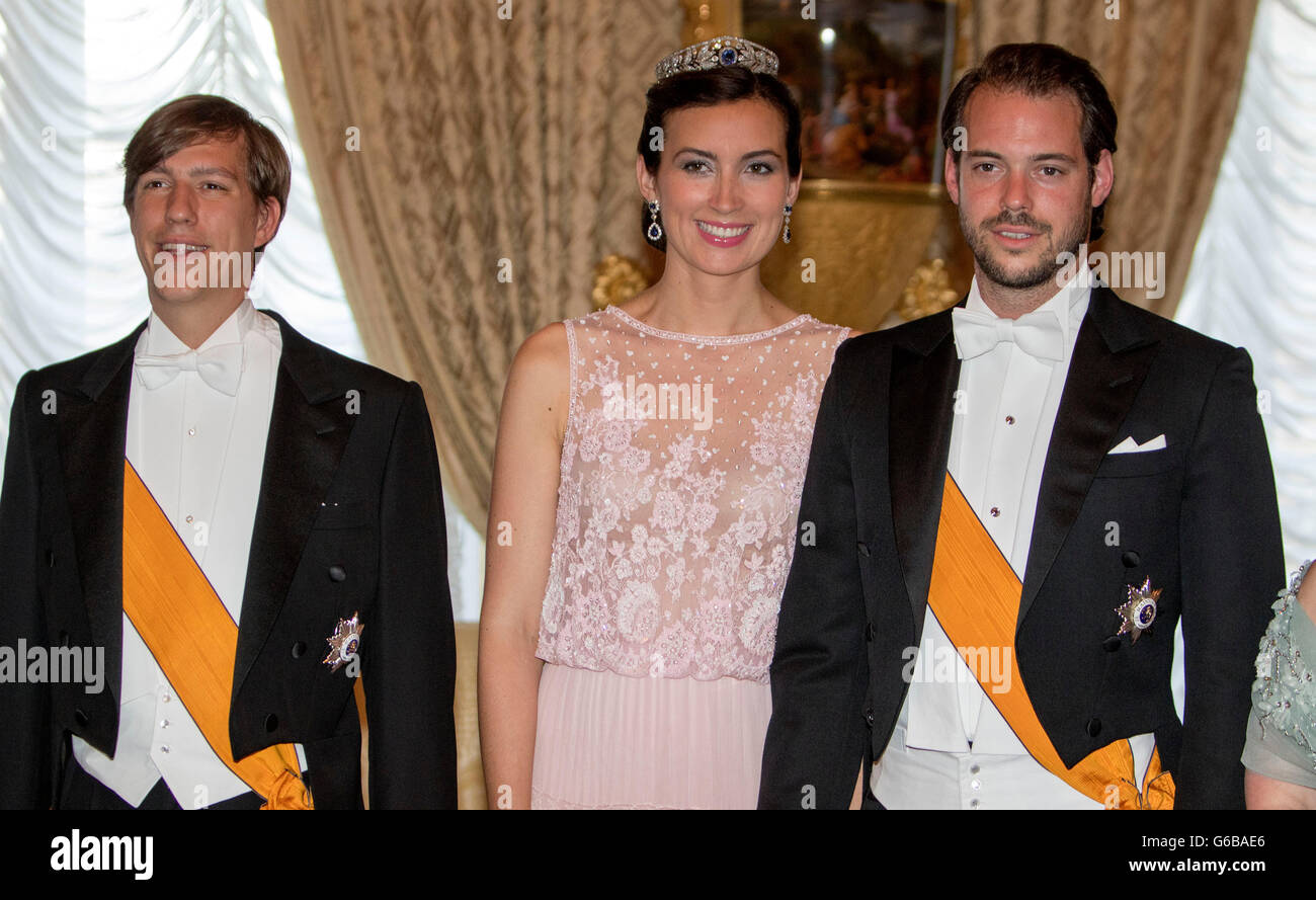 Prince Felix (R) und Prinzessin Claire mit Prinz Louis von Luxemburg besuchen die Feierlichkeiten während der Nationalfeiertag in Luxemburg, 23. Juni 2016. Mitglieder der großherzoglichen Familie besuchte die Feierlichkeiten zum Nationalfeiertag. © Dpa picture-Alliance/Alamy Live News Stockfoto