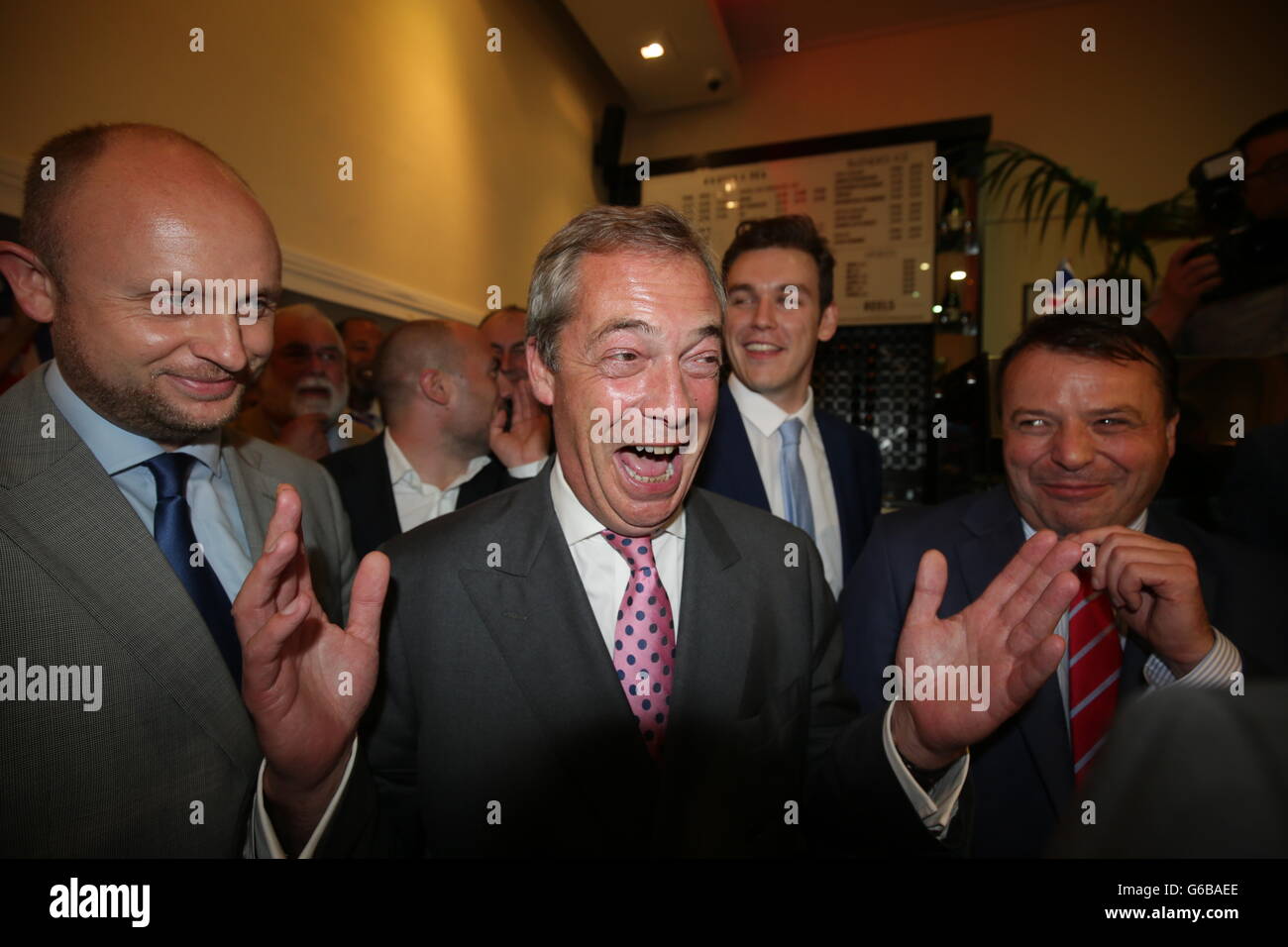 London, Großbritannien. 24. Juni 2016. Nigel Farage (C), Vorsitzender der UK Independence Party (UKIP), lacht auf einer Leave.EU Referendum Party in London, Großbritannien, 24. Juni 2016. In einem Referendum am 23. Juni haben die Briten mit einer knappen Mehrheit der Europäischen Union (EU) verlassen gestimmt. Foto: MICHAEL KAPPELER/Dpa/Alamy Live News Stockfoto