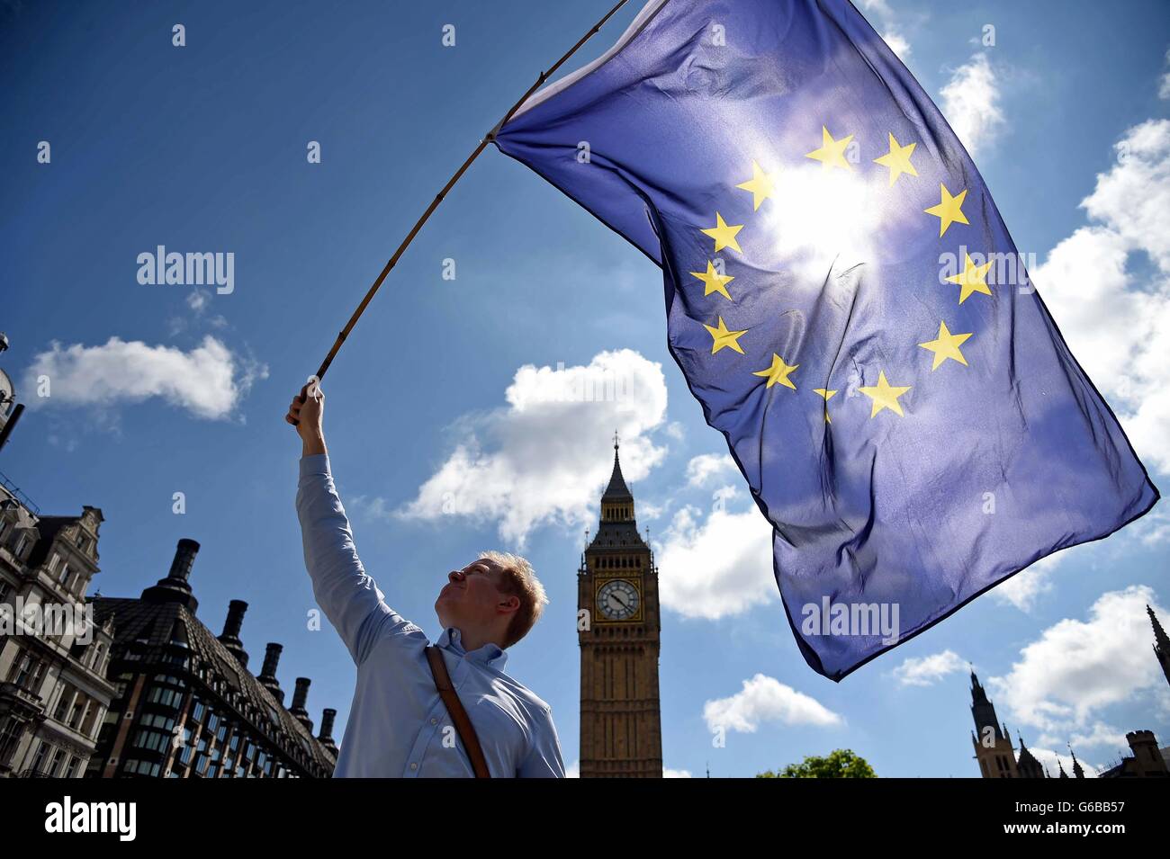 Demonstrant "Wellenlinien" eine EU-Flagge vor den Houses of Parliament, Westminster am Tag des EU-Referendums Stockfoto