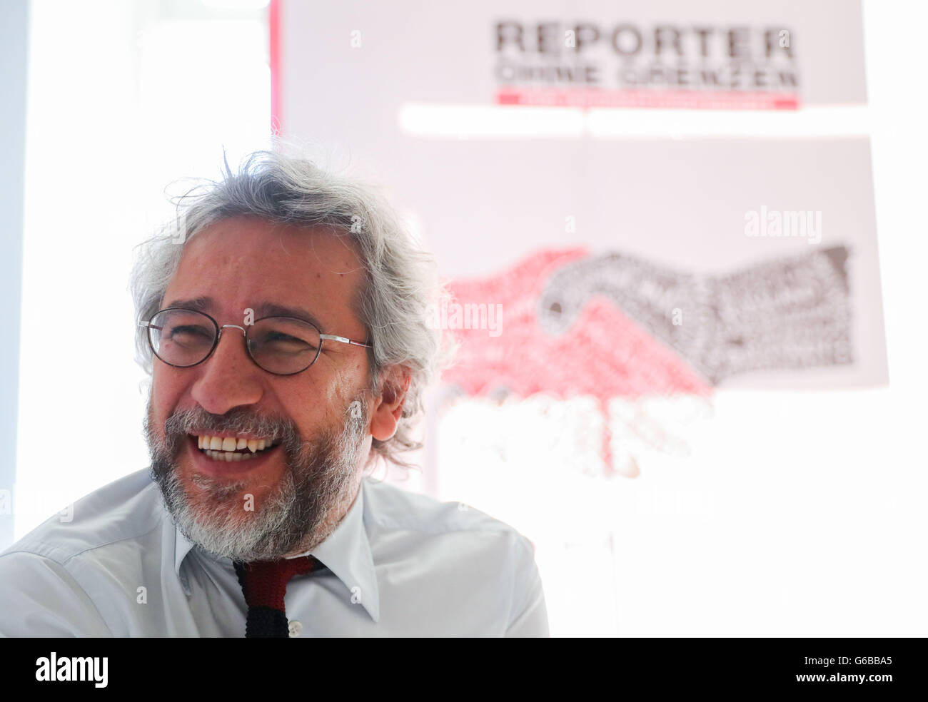 Berlin, Deutschland. 24. Juni 2016. Türkischer Journalist kann Dundar spricht mit Journalisten in den Räumlichkeiten der Organisation "Reporter ohne Grenzen" in Berlin, Deutschland, 24. Juni 2016. Foto: KAY NIETFELD/Dpa/Alamy Live News Stockfoto