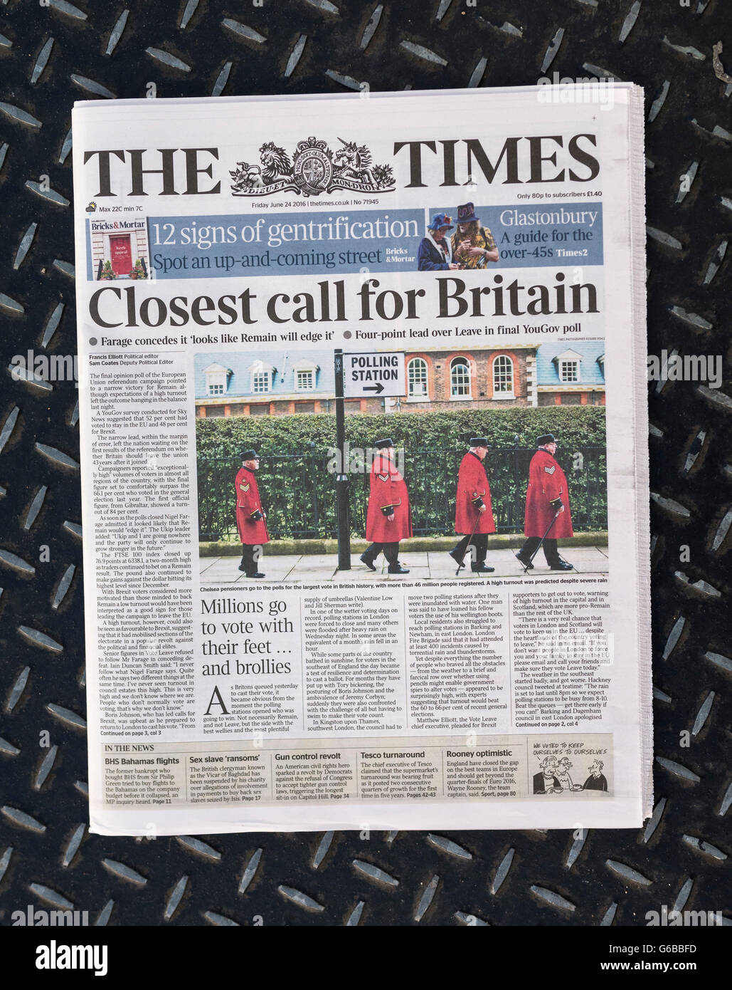 Britische Zeitung The Times Titelseite am Tag nach dem EU-Referendum. Stockfoto