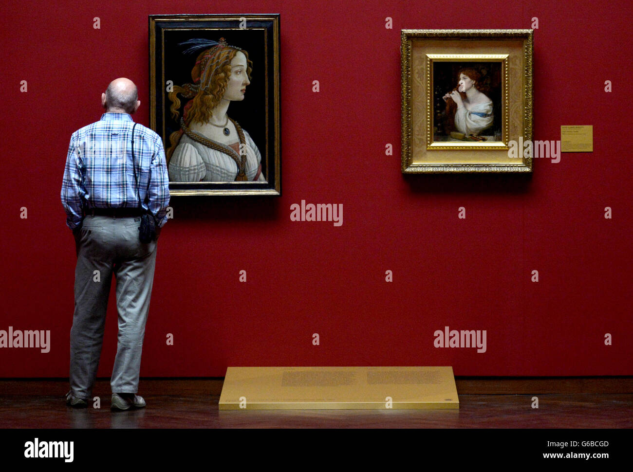 Ein Besucher schaut Sandro Botticellis "idealisiert Portrait of a Lady (Bildnis der Simonetta Vespucci als Nymphe)" aus der Städel-Sammlung neben 'Fazio Geliebte (Aurelia)' britischen Maler Dante Gabriel Rossetti (1828-1882), eine Leihgabe der Tate Gallery in London. | weltweite Nutzung Stockfoto