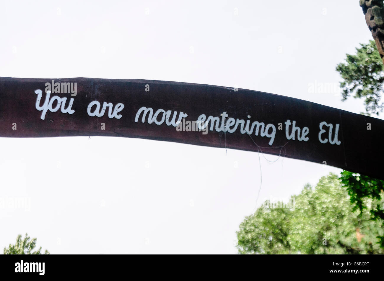 Nordirland. 24. Juni 2016. Ein Schild über dem Eingang zur Freetown Christiana sagt "Sie betreten jetzt die EU".  Der Bezirk hat sich eine eigenständige Gemeinde mit einer liberalen Haltung, einschließlich die offene Verwendung von Marihuana erklärt. Bildnachweis: Stephen Barnes/Alamy Live-Nachrichten Stockfoto