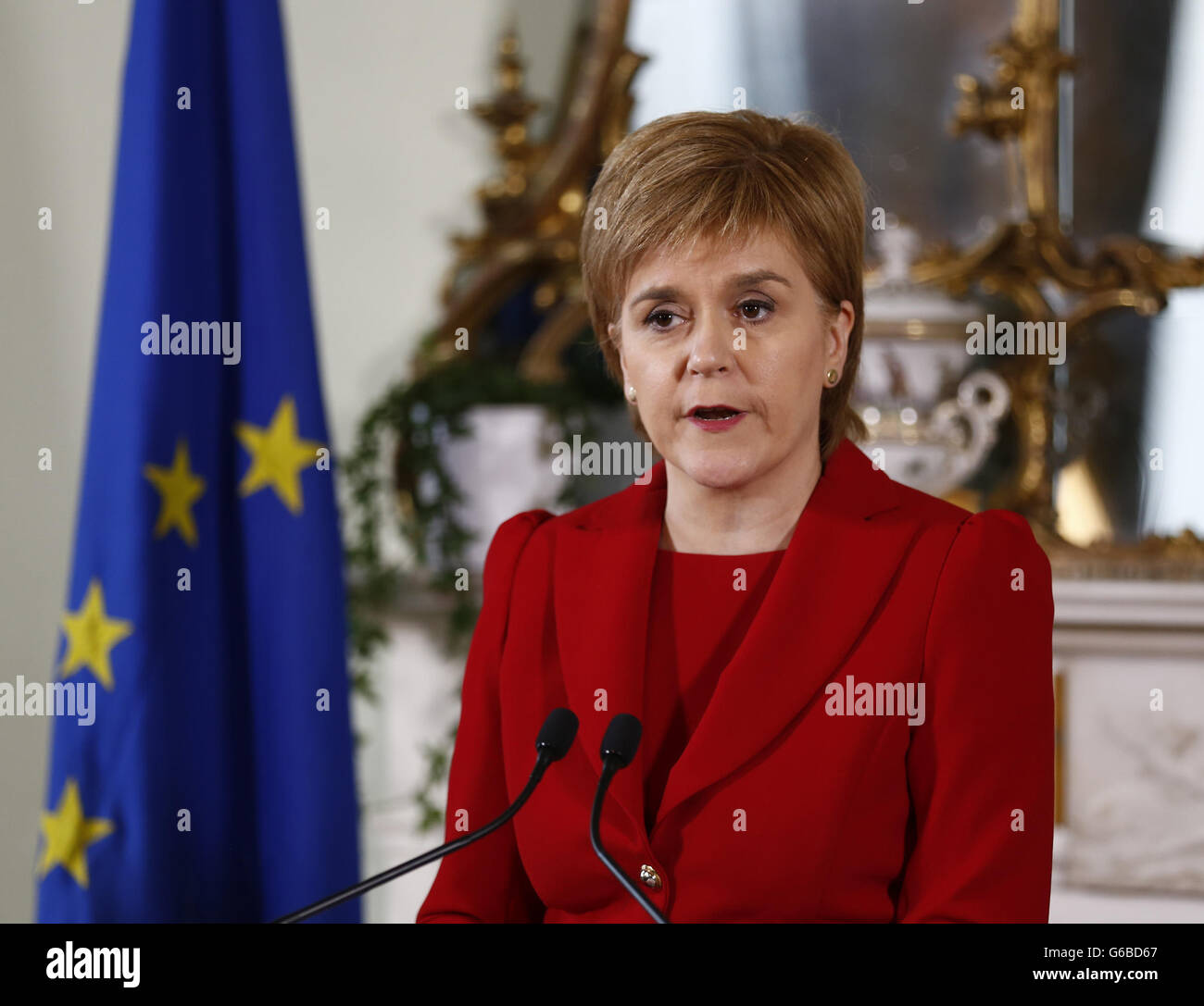 Edinburgh, Großbritannien. 24. Juni 2016. Scottish-erster Minister Nicola Sturgeon spricht auf einer Pressekonferenz in Edinburgh, Schottland, Großbritannien, 24. Juni 2016. Scottish-erster Minister Nicola Sturgeon sagte hier am Freitag ein zweites Unabhängigkeitsreferendum "sehr wahrscheinlich" wurde, nachdem Großbritannien stimmten die EU verlassen. © Schottische Regierung/Xinhua/Alamy Live-Nachrichten Stockfoto