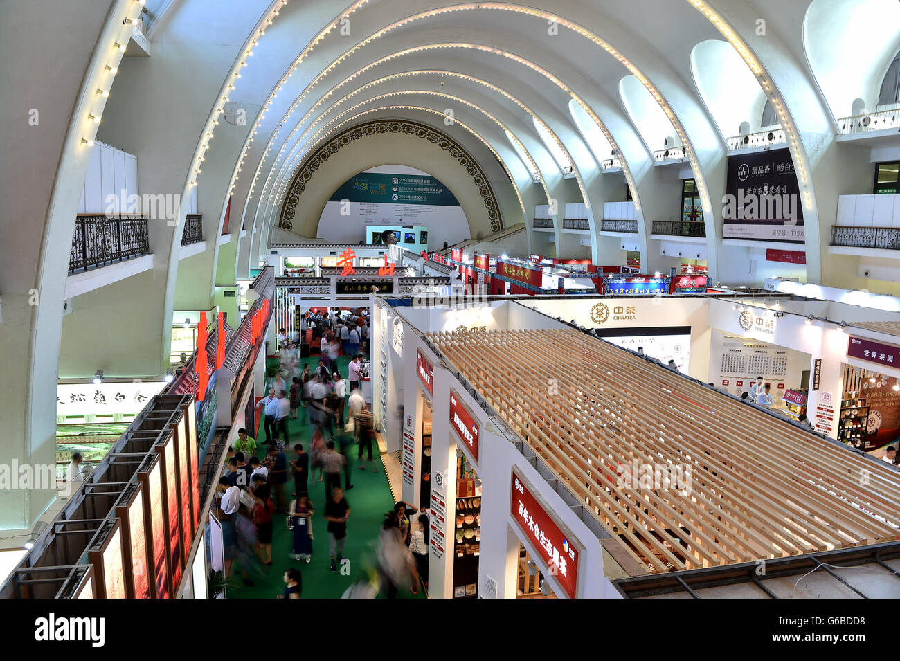 Peking, China. 24. Juni 2016. Menschen besuchen die Beijing International Tea Expo in Peking, Hauptstadt von China, 24. Juni 2016. Die viertägige Tee Expo hier Freitag startete. Bildnachweis: Li Xin/Xinhua/Alamy Live-Nachrichten Stockfoto