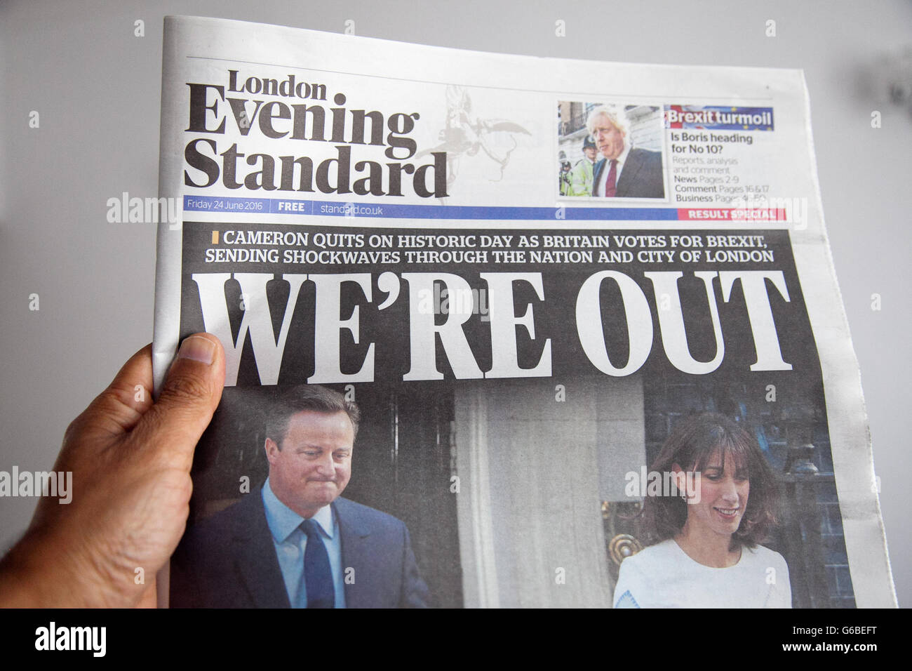 London, UK liest 24. Juni 2016 - eine Person der London Evening Standard mit der Titelseite Berichterstattung über die Ergebnisse der britischen EU-Referendum und David Camerons Rücktritt. Bildnachweis: Dinendra Haria/Alamy Live-Nachrichten Stockfoto