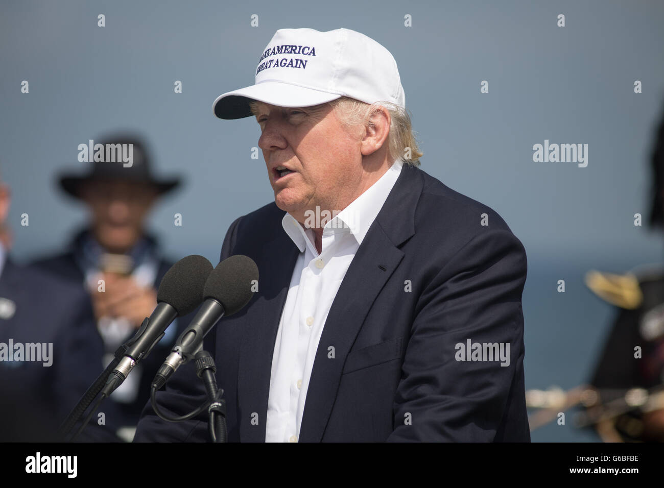 Republik-Präsidentschaftskandidaten Donald Trump hält eine Pressekonferenz am 9. Loch Abschlag, mit seinen Familienmitgliedern Don, Eric und Ivanka, auf seinen Trumpf Turnberry Golf Course, in Turnberry, Schottland, am 24. Juni 2016. Stockfoto