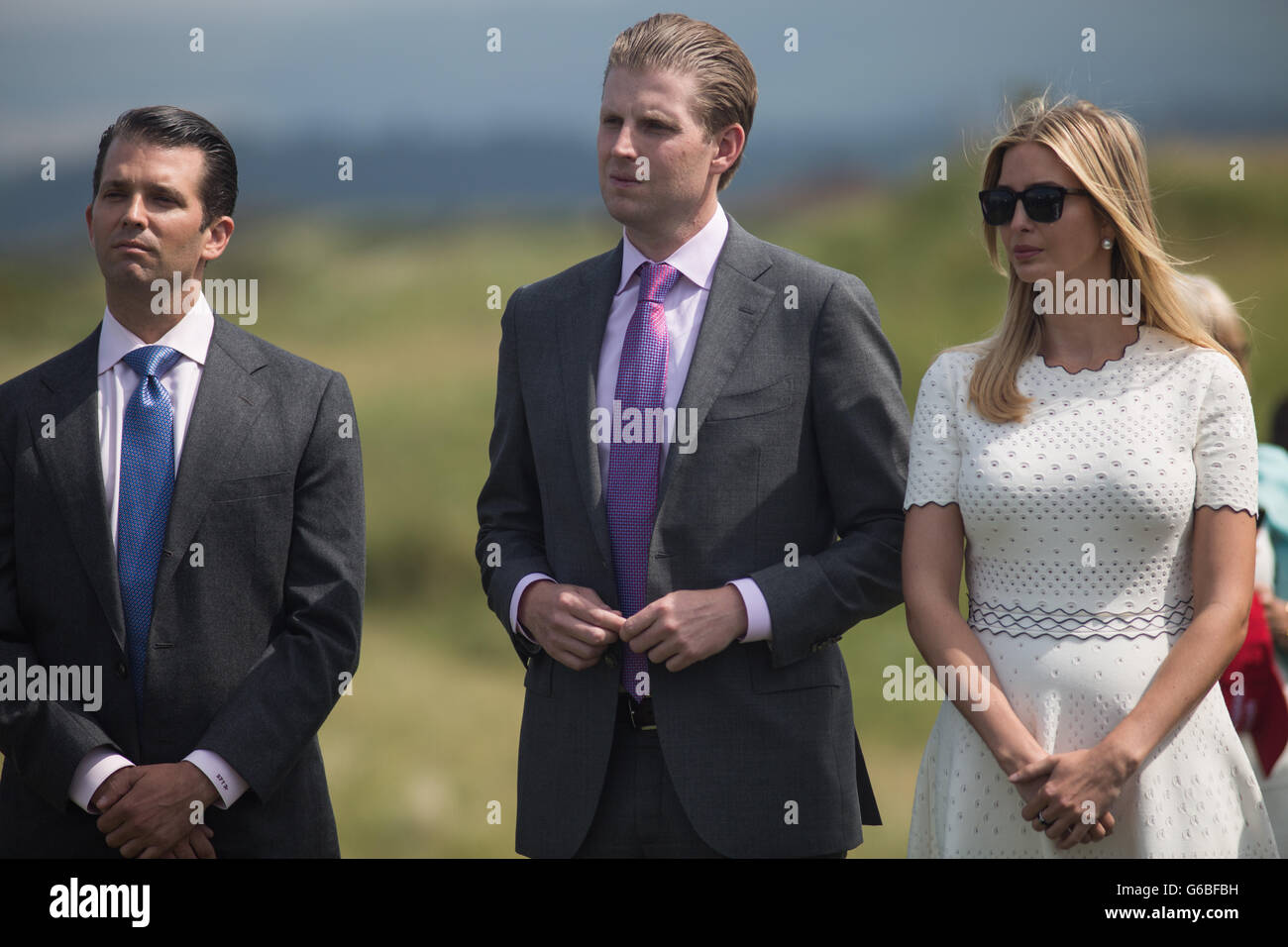 Republik-Präsidentschaftskandidaten Donald Trump hält eine Pressekonferenz am 9. Loch Abschlag, mit seinen Familienmitgliedern Don, Eric und Ivanka, auf seinen Trumpf Turnberry Golf Course, in Turnberry, Schottland, am 24. Juni 2016. Stockfoto