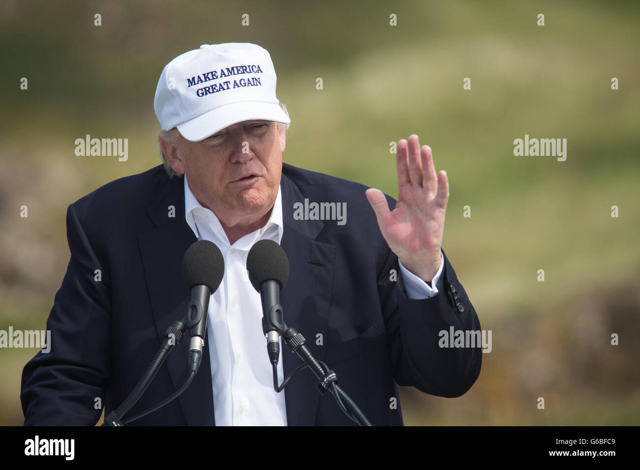 Republik-Präsidentschaftskandidaten Donald Trump hält eine Pressekonferenz am 9. Loch Abschlag, mit seinen Familienmitgliedern Don, Eric und Ivanka, auf seinen Trumpf Turnberry Golf Course, in Turnberry, Schottland, am 24. Juni 2016. Stockfoto