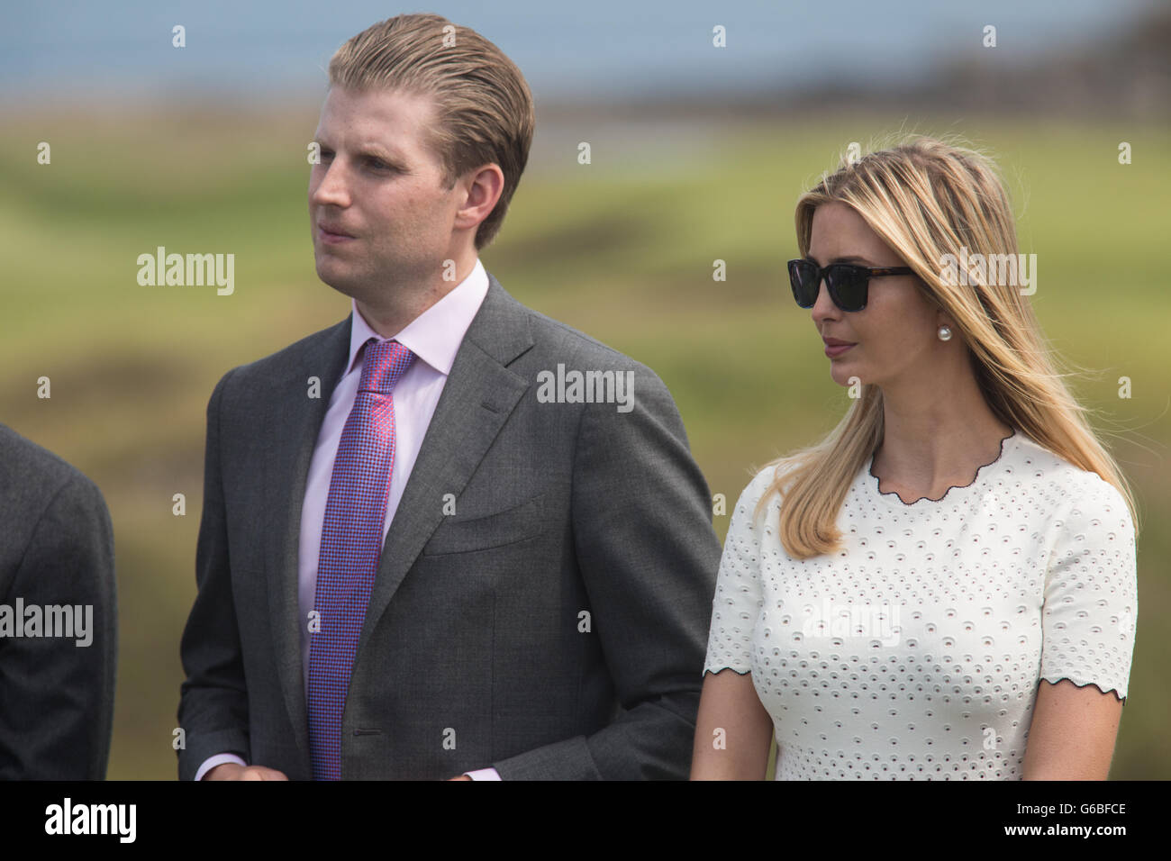 Republik-Präsidentschaftskandidaten Donald Trump hält eine Pressekonferenz am 9. Loch Abschlag, mit seinen Familienmitgliedern Don, Eric und Ivanka, auf seinen Trumpf Turnberry Golf Course, in Turnberry, Schottland, am 24. Juni 2016. Stockfoto