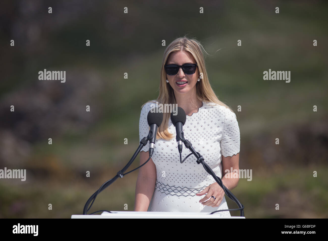 Republik-Präsidentschaftskandidaten Donald Trump hält eine Pressekonferenz am 9. Loch Abschlag, mit seinen Familienmitgliedern Don, Eric und Ivanka, auf seinen Trumpf Turnberry Golf Course, in Turnberry, Schottland, am 24. Juni 2016. Stockfoto