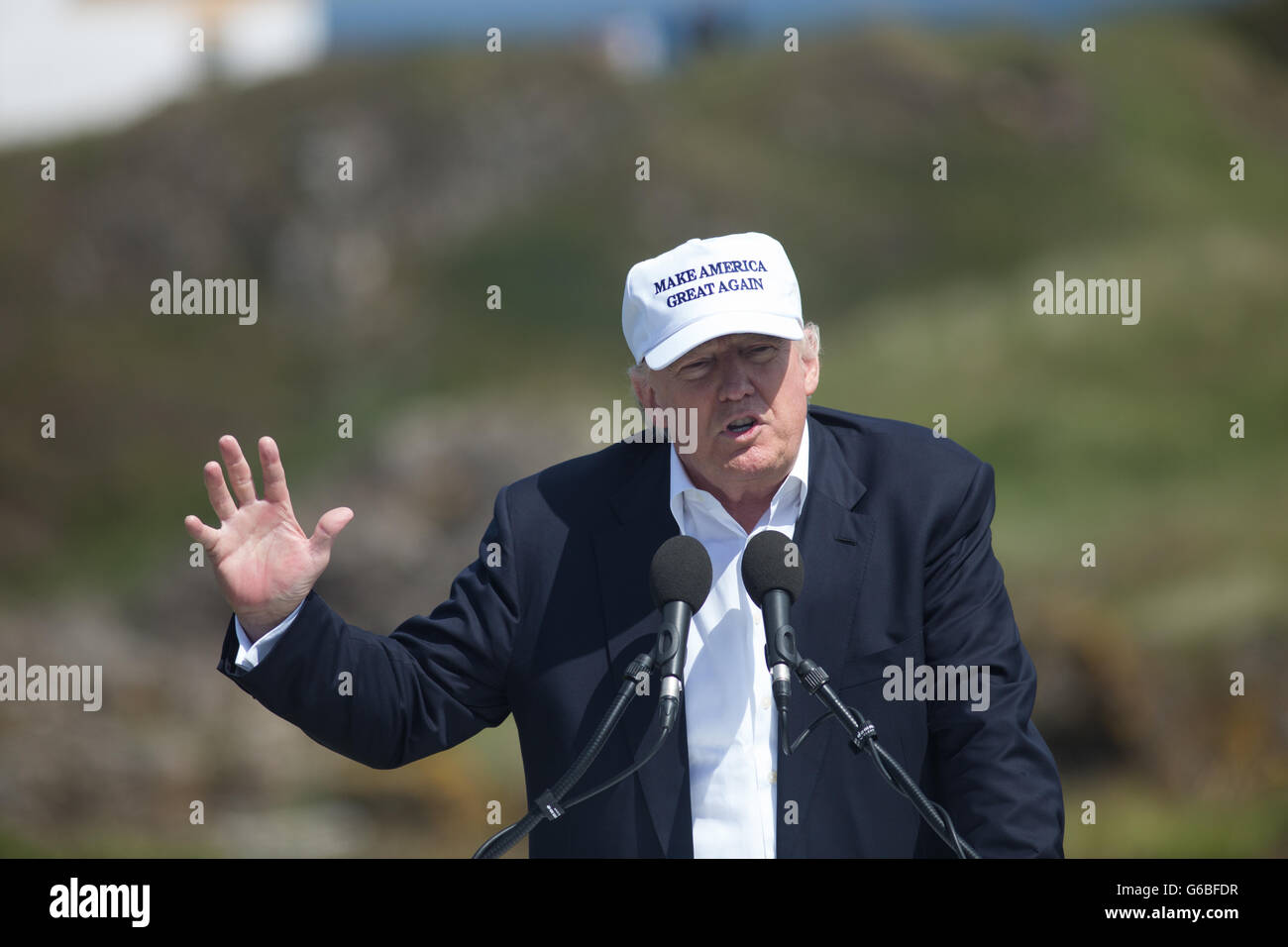 Republik-Präsidentschaftskandidaten Donald Trump hält eine Pressekonferenz am 9. Loch Abschlag, mit seinen Familienmitgliedern Don, Eric und Ivanka, auf seinen Trumpf Turnberry Golf Course, in Turnberry, Schottland, am 24. Juni 2016. Stockfoto