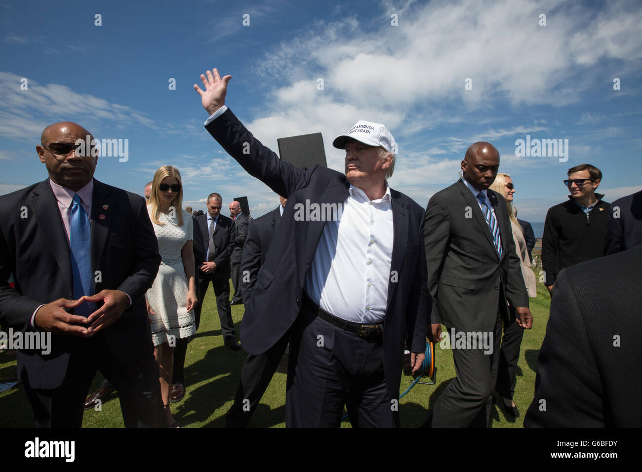 Republik-Präsidentschaftskandidaten Donald Trump hält eine Pressekonferenz am 9. Loch Abschlag, mit seinen Familienmitgliedern Don, Eric und Ivanka, auf seinen Trumpf Turnberry Golf Course, in Turnberry, Schottland, am 24. Juni 2016. Stockfoto