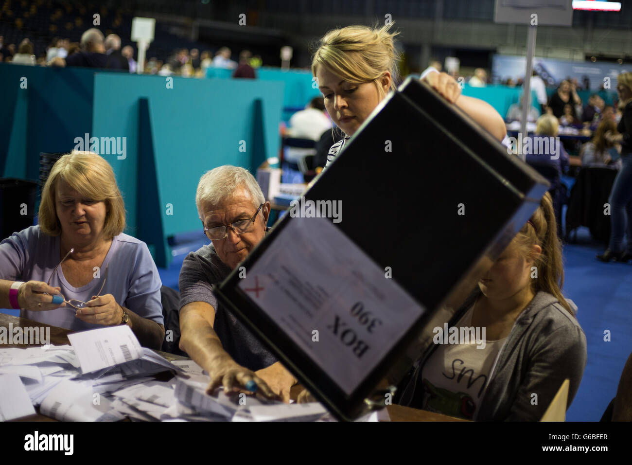 Glasgow, Vereinigtes Königreich. 23. Juni 2016. Die Wahlurnen, enthält die Stimmen kommen in die Emirate-Arena, um die abgegebene Stimmen als Abstimmung erfolgt auf das Vereinigte Königreich Referendum zur EU-Mitgliedschaft, in Glasgow, Schottland, am 23. Juni 2016 beginnen. Bildnachweis: Jeremy Sutton-Hibbert/Alamy Live-Nachrichten Stockfoto