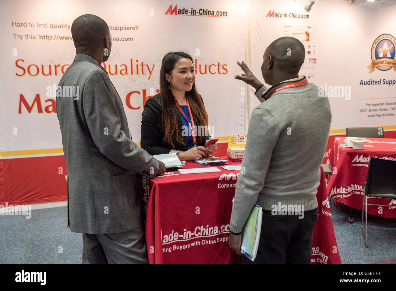 (160629)--NAIROBI, 29 Juni, 2016(Xinhua)--Besucher kommunizieren mit Aussteller während der China Trade Woche in Nairobi, Kenia, 29. Juni 2016. Mit der Hoffnung auf die Entwicklung der afrikanischen Markt startete die zweite China Trade Woche in Nairobi Kenyatta International Convention Centre am Mittwoch mit ca. 300 chinesische Unternehmen präsentieren ihre Produkte in den Bereichen Baumaschinen, Baustoffe, Lichtindustrie, Druck-und Verpackungsmaschinen. (Xinhua/so Ruibo) Stockfoto