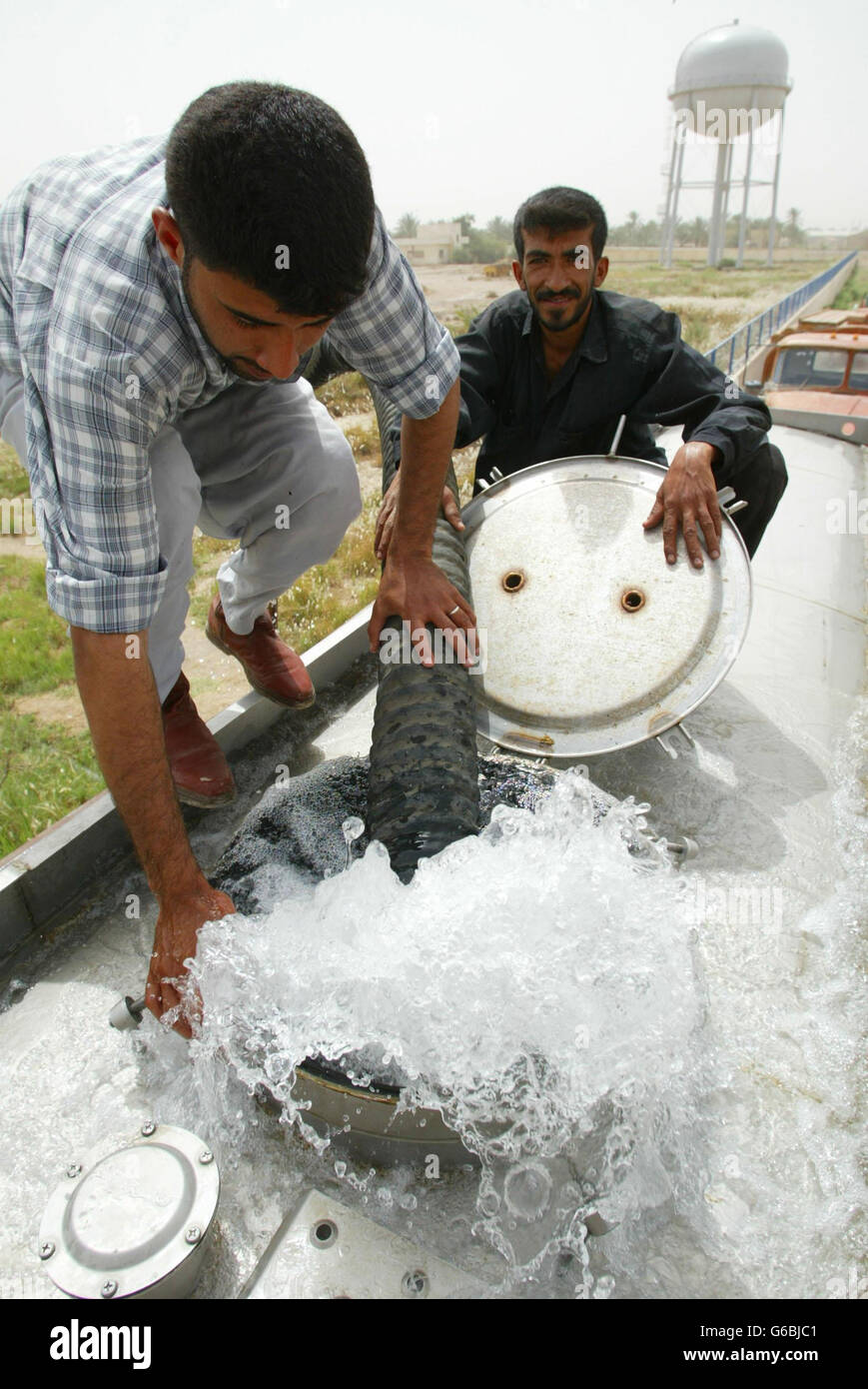 Wasserverkäufer füllen ihren Tanker in der Kläranlage in Al Qurna, wo das Wasser aus dem Tigris gefiltert und gereinigt wurde. Plünderer plünderten das Gelände nach dem Rückzug der irakischen Armee, hinterließen aber einen Großteil der schweren Ausrüstung. * wird verwendet, um dem Gebiet eine so wertvolle Ressource zu liefern. Die Einheimischen sammeln ihr Süßwasser in allem, was sie mitnehmen können, mit einem 20-Liter-Fass, das 1000 Dinar kostet, was etwa 25 Pence entspricht. Stockfoto