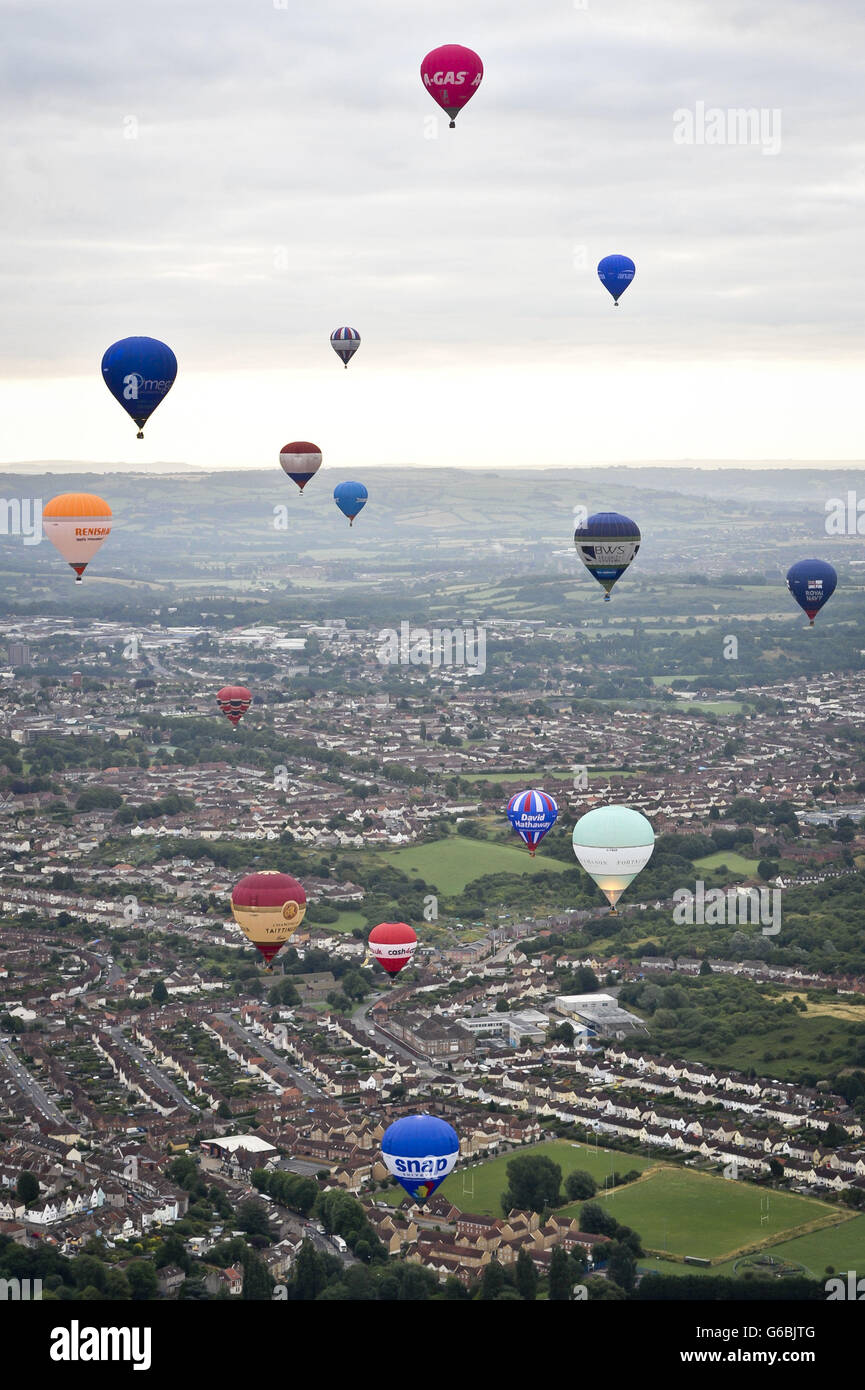 Heißluftballons schweben über Bristol, nachdem sie vom Greville Smyth Park in Bristol abgeflogen sind, in Vorbereitung auf die Bristol International Balloon Fiesta 2013, bei der sich Ballonpiloten aus aller Welt zum viertägigen Festival im Ashton Court Estate versammeln werden. Stockfoto
