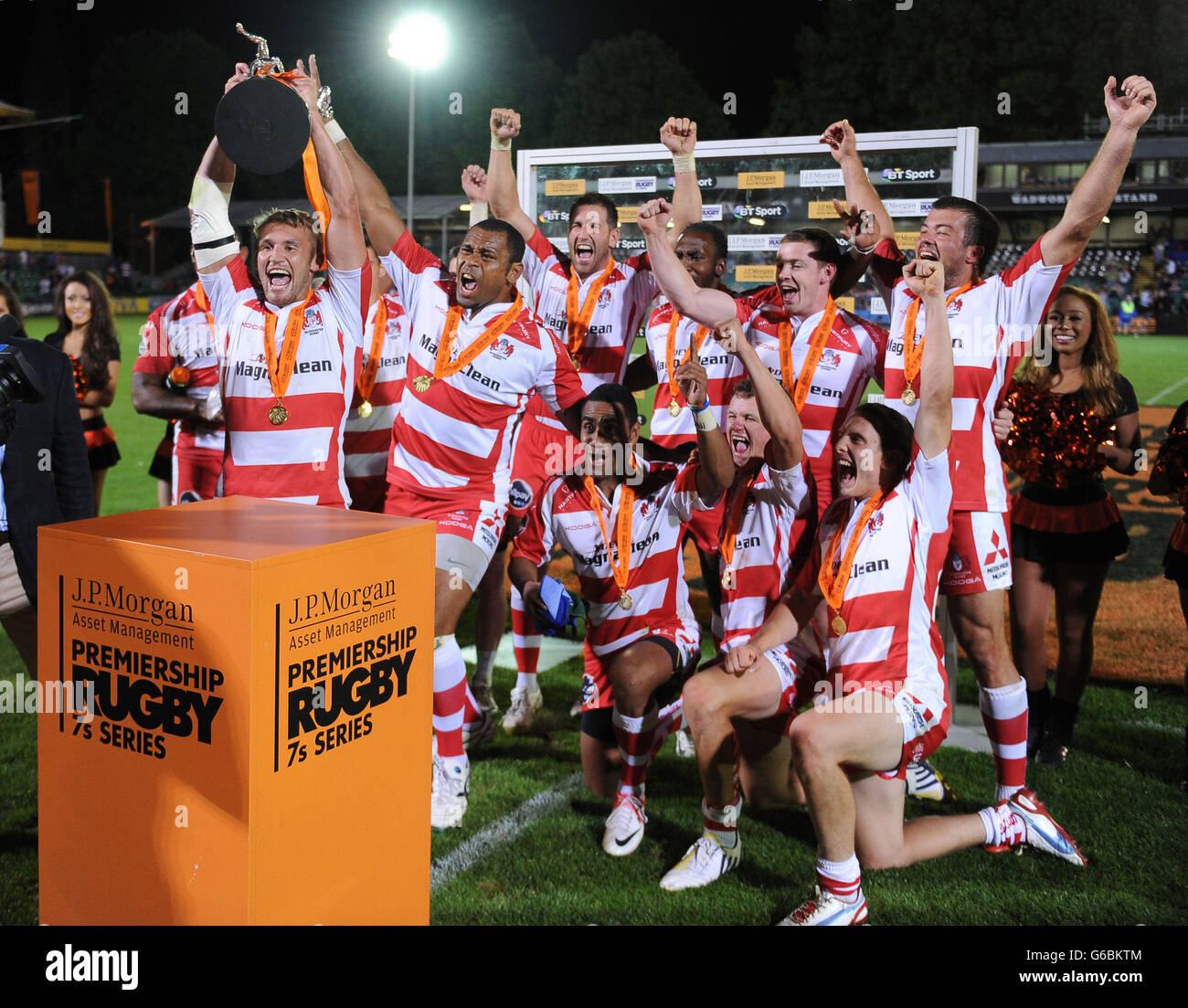 Gloucester Captain Martyn Thomas hebt die Trophäe an, nachdem seine Mannschaft den J.P. gewonnen hat Morgan Sries Finale gegen die Leicester Tigers während der JP Morgan Prem Rugby 7 auf dem Recreation Ground, Bath. Stockfoto