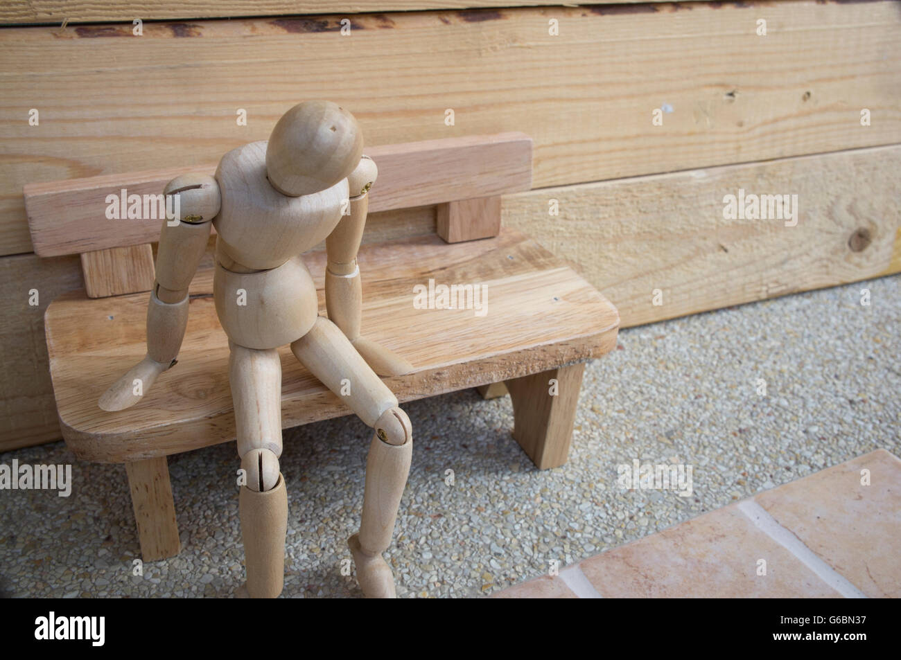 Dummy-Holz Mann allein aus Holz traurig eine sit Stockfoto