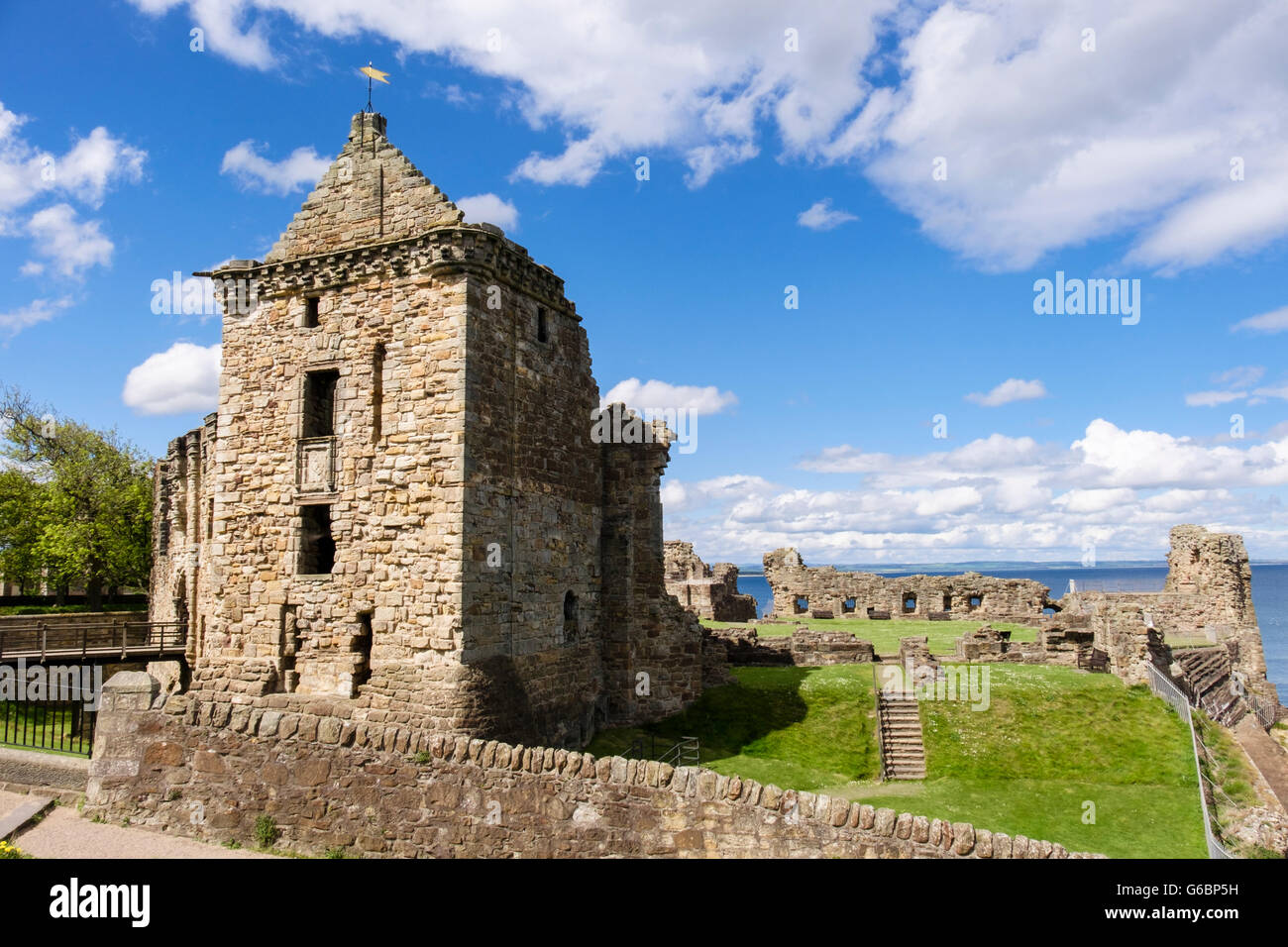 St Andrews Burgruine auf einem Grundstück in der Nordsee Küste. Royal Burgh von St Andrews, Fife, Schottland, Großbritannien, Großbritannien Stockfoto