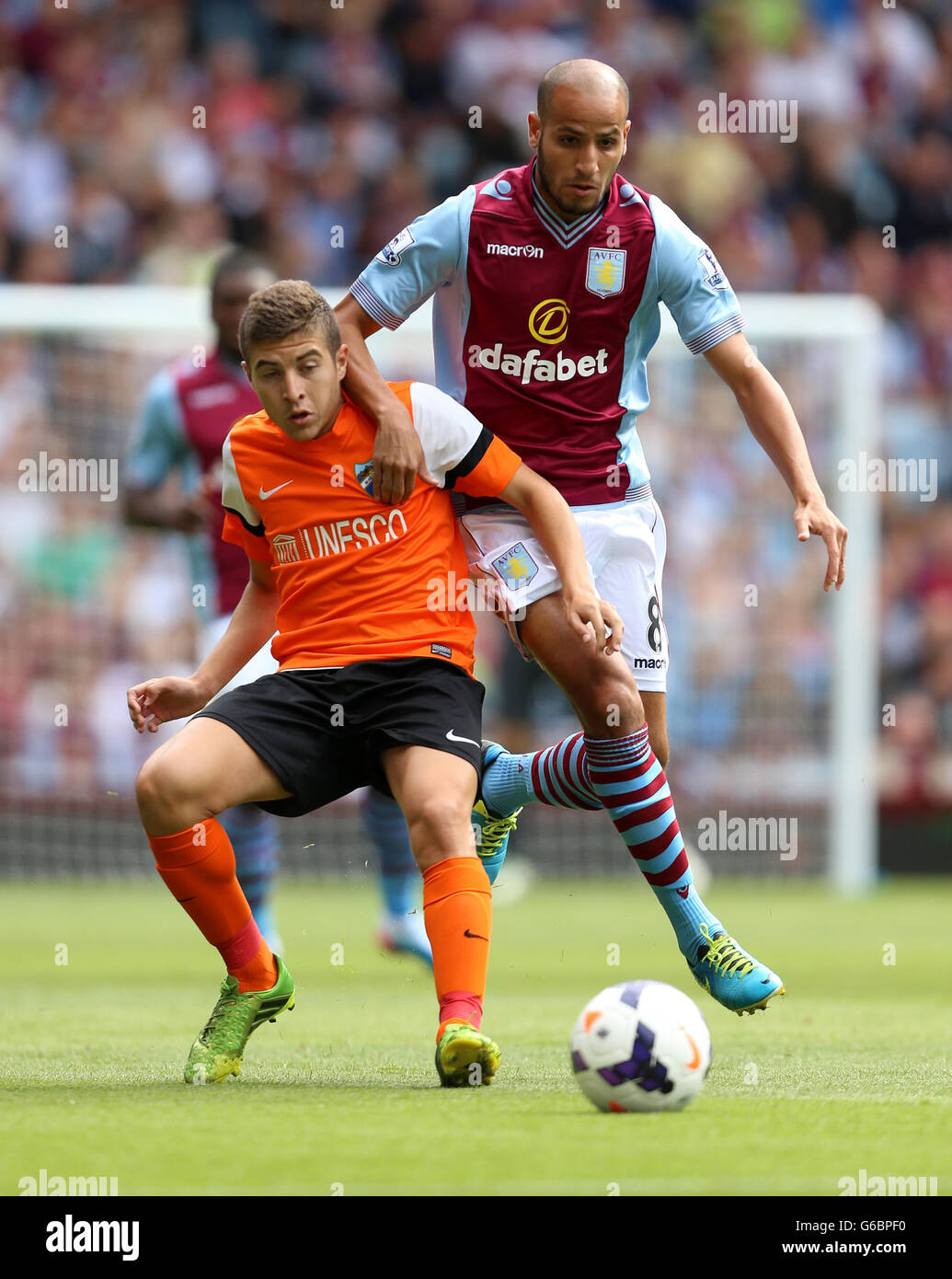 Fußball - vor der Saison freundlich - Aston Villa V Malaga - Villa Park. Karim El Ahmadi von Aston Villa (rechts) und Francisco Portillo von Malaga kämpfen um den Ball Stockfoto