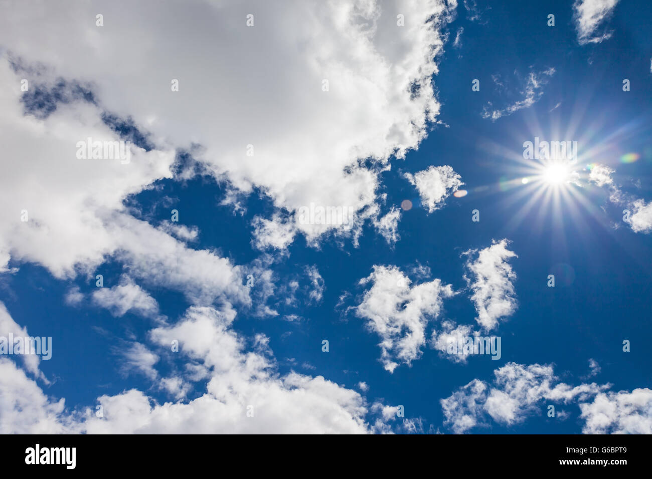 Klaren, blauen Himmel und Sonne im Sommer in den Bergen Stockfoto