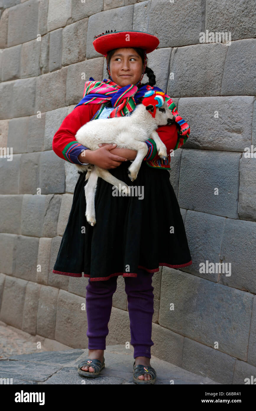 Yenny und ihr Lamm, Cusco, Peru Stockfoto