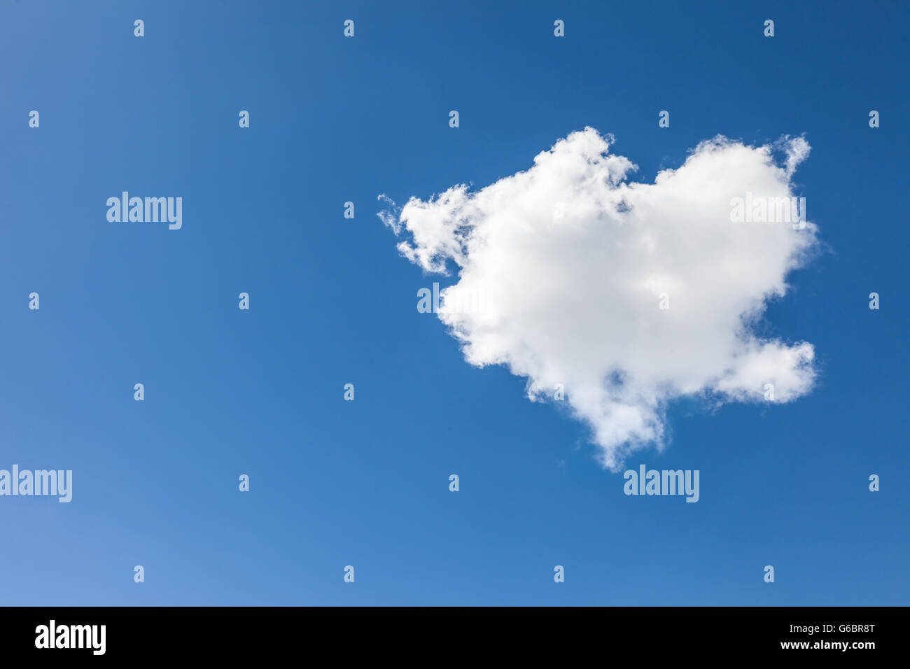 Wolke in Herzform vor blauem Himmel Stockfoto