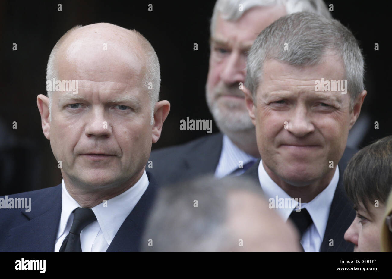 Außenminister William Hague (links) und der Vorsitzende der schottischen Liberaldemokraten Willie Rennie (rechts) nehmen an der Beerdigung des ehemaligen schottischen Tory-Führers David McLetchie in der St. Columba's Church in Edinburgh, Schottland, Teil. Stockfoto