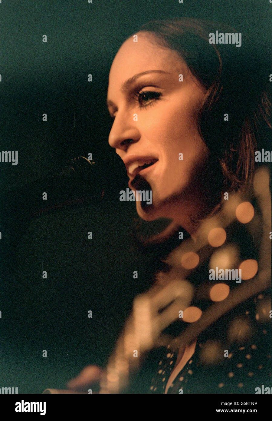 PA FOTOS - - : die amerikanische Sängerin Madonna tritt bei einem Instore Gig im HMV in der Londoner Oxford Street auf. OBLIGATORISCHE GUTSCHRIFT: Daniel Smith Stockfoto