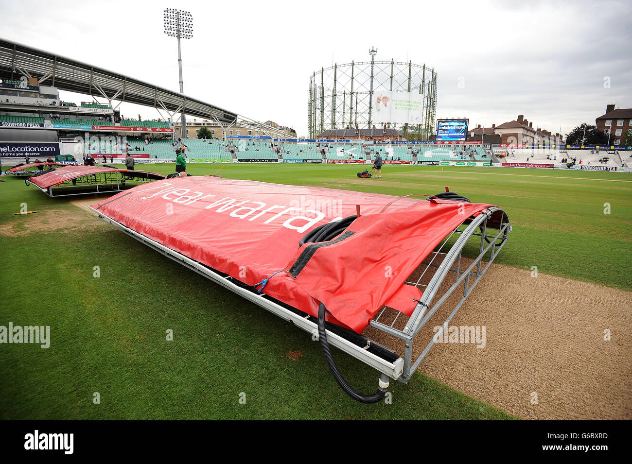 Cricket - Fünfter Investec Ashes Test - Tag zwei - England gegen Australien - das Kia Oval. Die Abdeckungen werden beim Kia Oval in Position gebracht Stockfoto