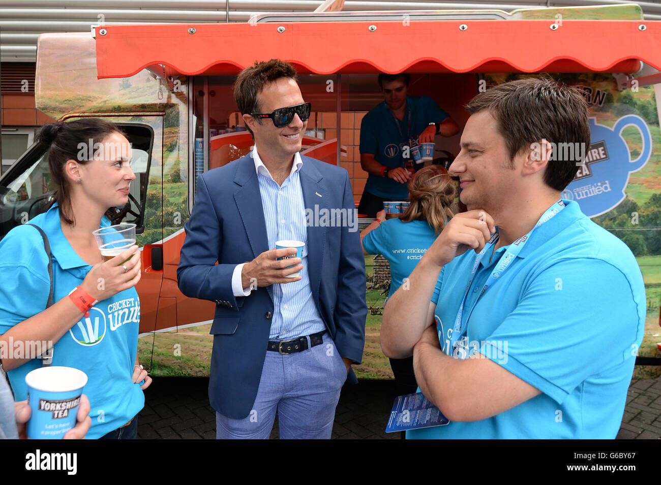 Michael Vaughan (Zentrum) genießt eine Tasse Tee auf dem Yorkshire Tea "Feeling Blue"-Stand, um am 3. Tag des fünften Ashes-Tests im Kia Oval den "Cricket United Day" zu markieren Stockfoto