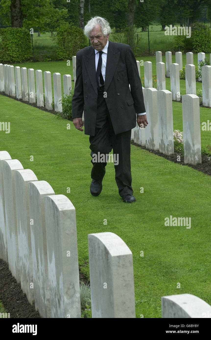 Jack Vowles - Freund und Kriegskamerad von Wing Commander Adrian Warburton, der am meisten dekorierte Flieger des Zweiten Weltkriegs, steht an seinem Grabstein in einem Commonwealth-Kriegsgrab in der Nähe von München, nur Meilen von dem Ort entfernt, an dem er vor 59 Jahren abgeschossen und getötet wurde. * sein Tod und sein Verbleib blieben ein Rätsel, seitdem er im April 1944 nicht von einer Aufklärungsmission über Nazi-Deutschland zurückkehrte. Doch im vergangenen Jahr wurden sein Absturzort und seine Überreste dank jahrelanger harter Arbeit von Luftfahrtforschern endlich ausgegraben. Stockfoto