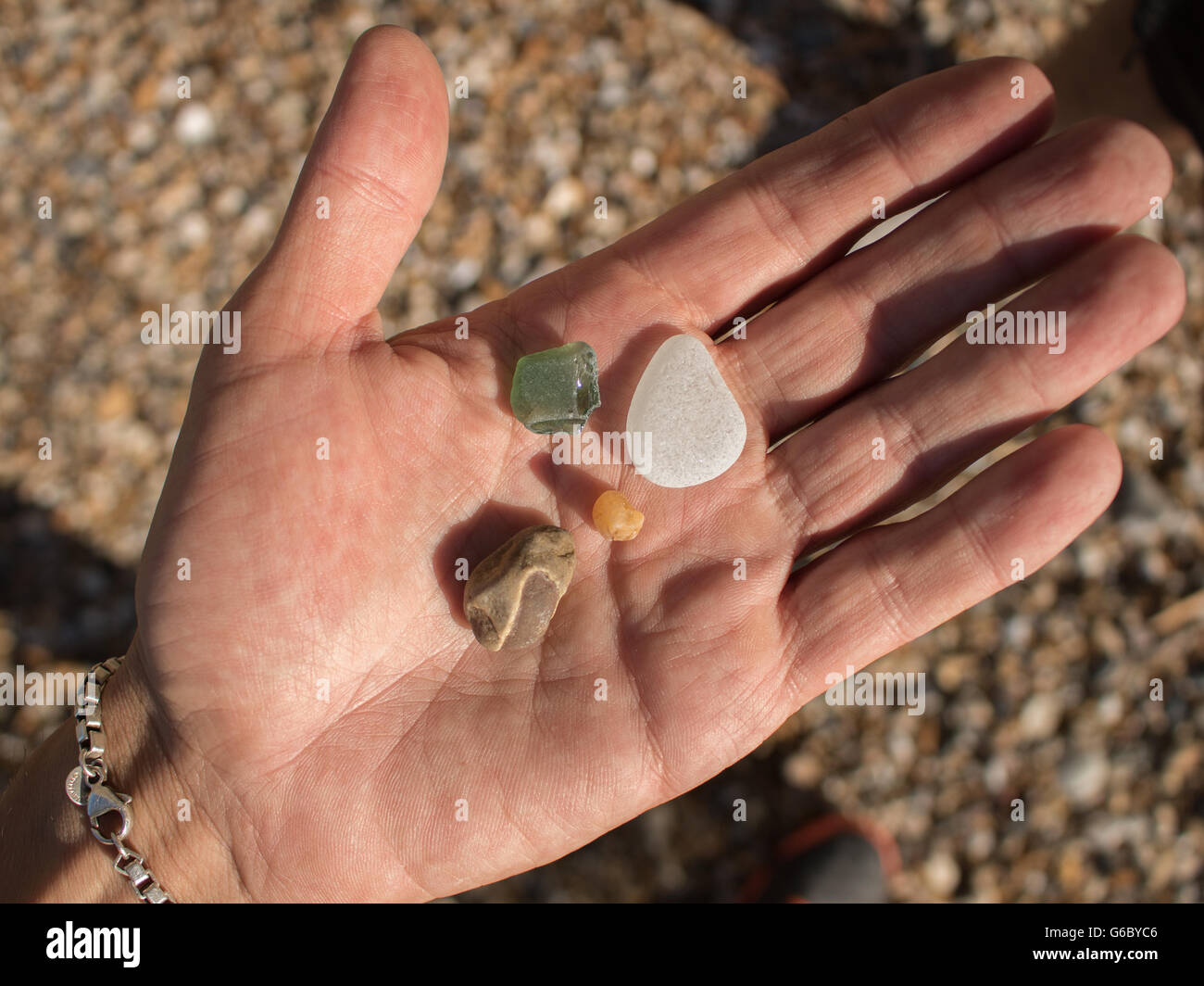 schöne colory Steinen in der Hand, Strand Sand Hintergrund, schönen Steinen, colory Steinen, Natur, See, beach.summer,beach Kunst, nicehand Stockfoto