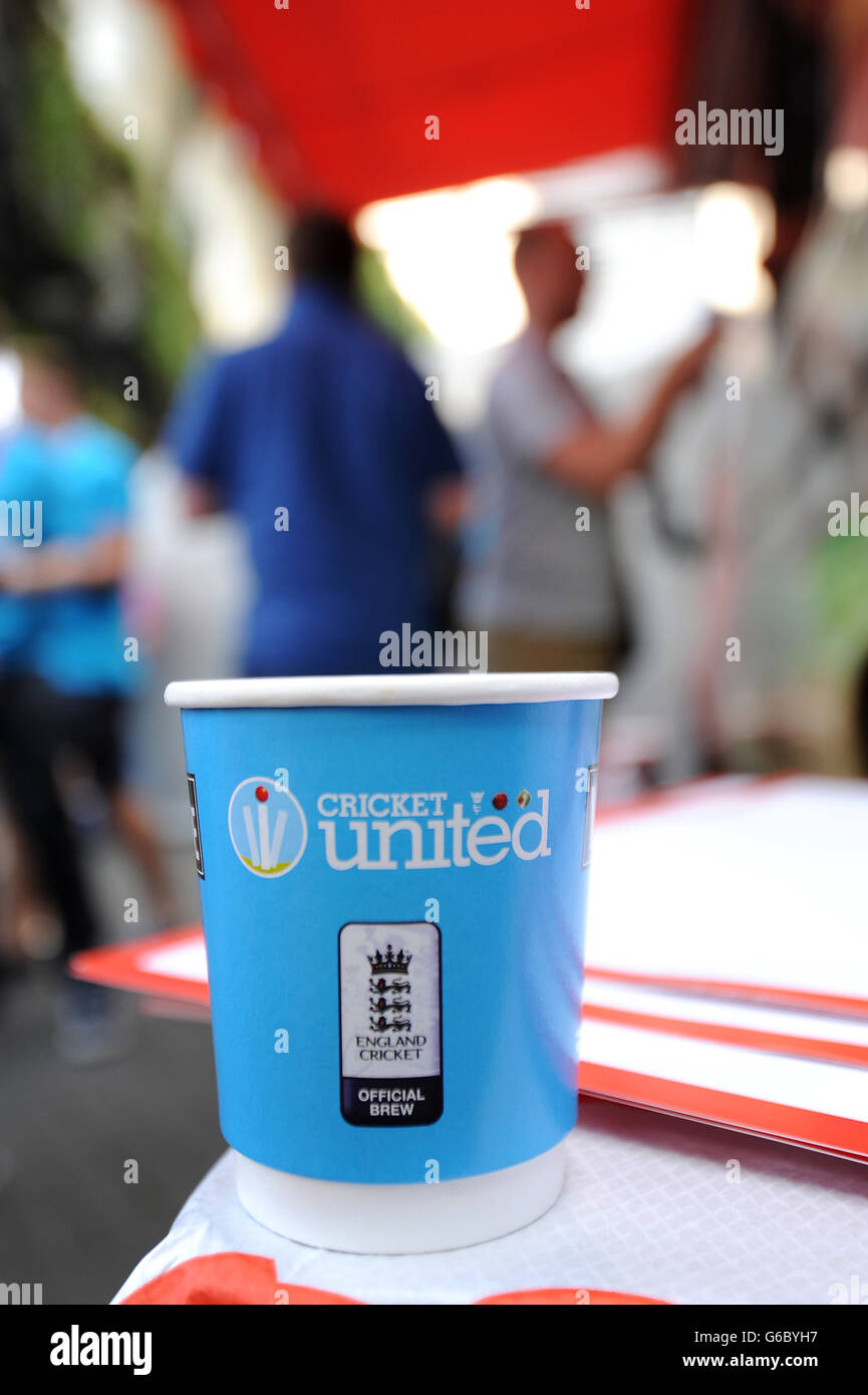 Cricket - Fünfter Investec Ashes Test - Tag drei - England gegen Australien - das Kia Oval. Der „Feeling Blue“-Stand von Yorkshire Tea trägt zum „Cricket United Day“ bei Stockfoto