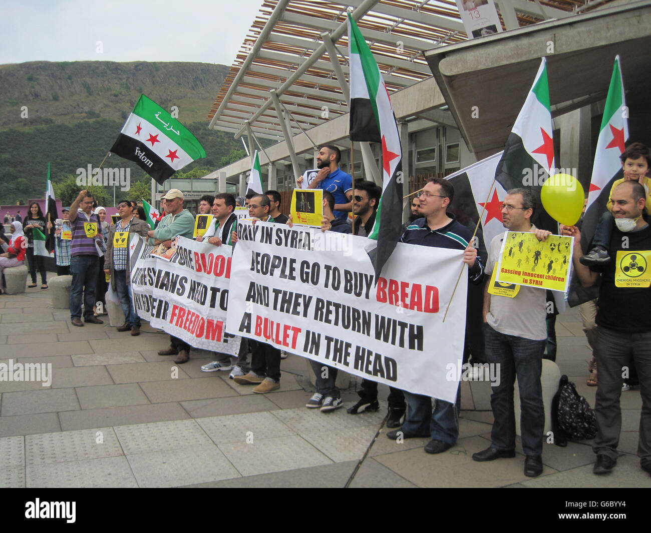 Demonstranten der Gruppen Schottland 4 Syrien, gemeinsam für Syrien und Freie Syrer Glasgow versammelten sich vor dem schottischen Parlament, Edinburgh. Stockfoto