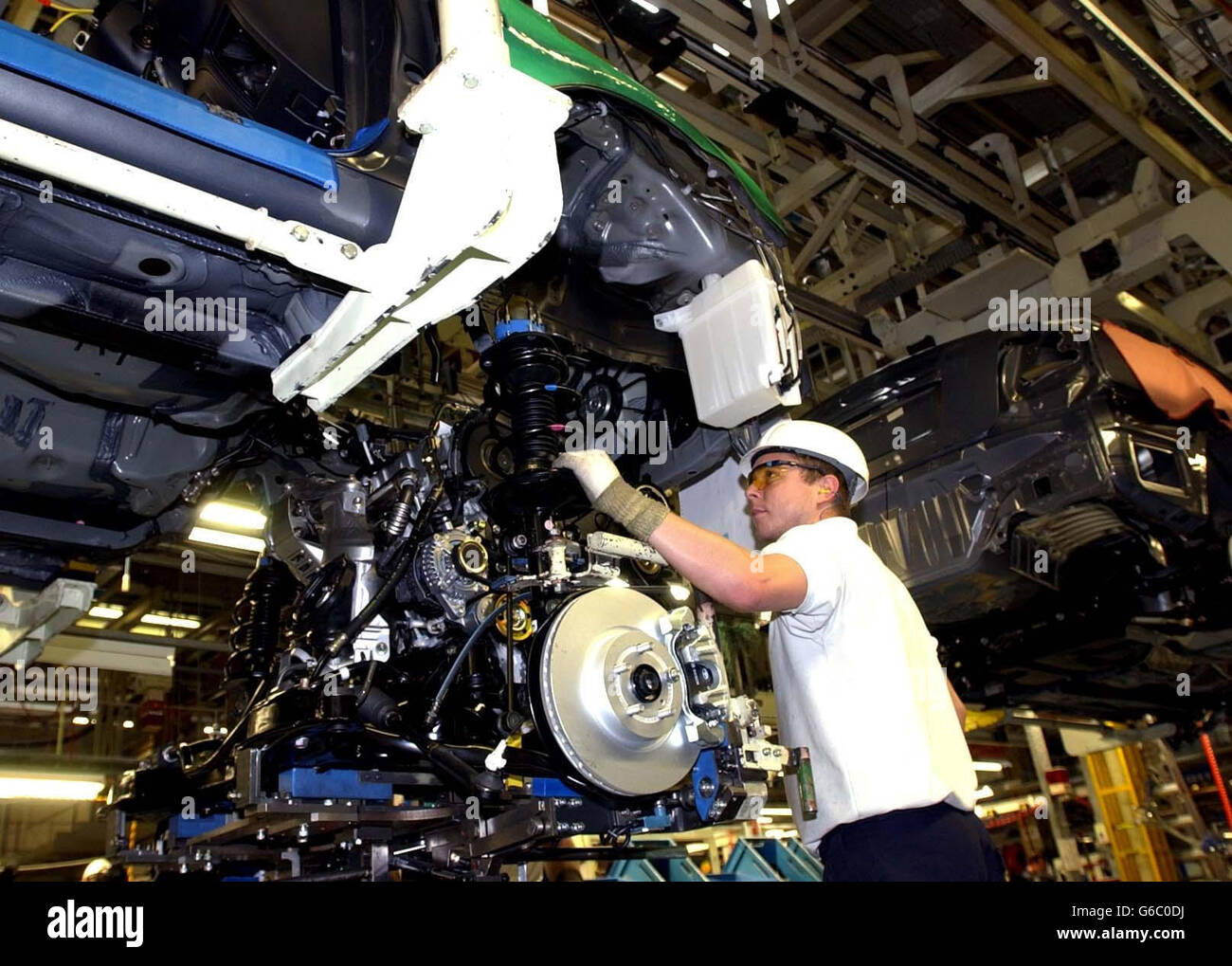 Ein Fabrikarbeiter an der Avensis-Motorenmontagelinie im Toyota-Werk in Burnaston, in der Nähe von Derby, wo der japanische Automobilgigant angekündigt hat, 1,000 neue Arbeitsplätze zu schaffen und auf eine 24-Stunden-Produktion umzusteigen. * der neue Avensis hat Anfang des Jahres begonnen, die Produktion zu starten und wird der erste in Europa gebaute Toyota, der später in diesem Jahr nach Japan exportiert wird. Die Fabrik baut auch den Corolla, wobei 80 % der Autos von Burnaston exportiert werden. Stockfoto