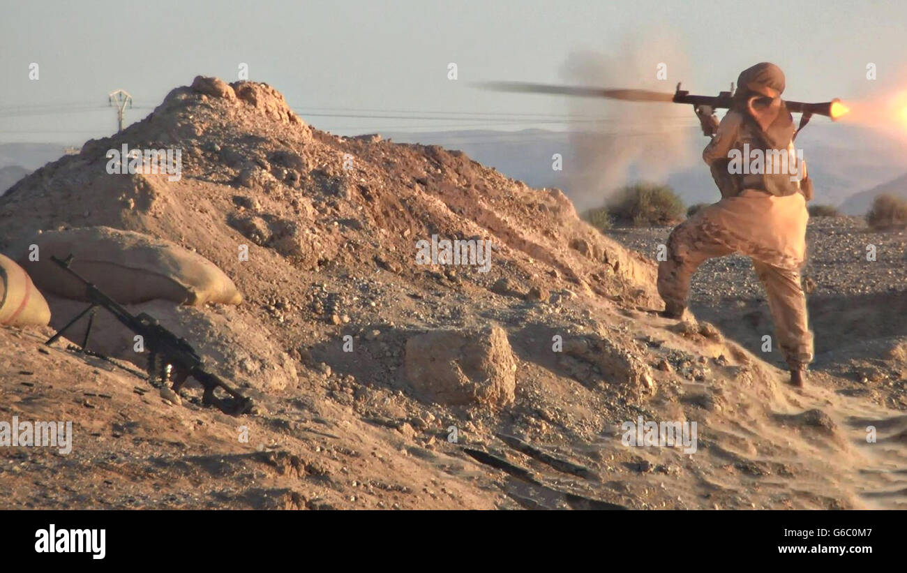 Islamischer Staat Kämpfer feuert eine Schulter montierten RPG Anti-Tank Waffe im Kampf gegen die syrische Regierung 20. Juni 2016 in der Nähe von Homs, Syrien zwingt. Das Standbild wird aus einem Propaganda video veröffentlicht von der islamischen Staates im Irak und der Levante erfasst. Stockfoto