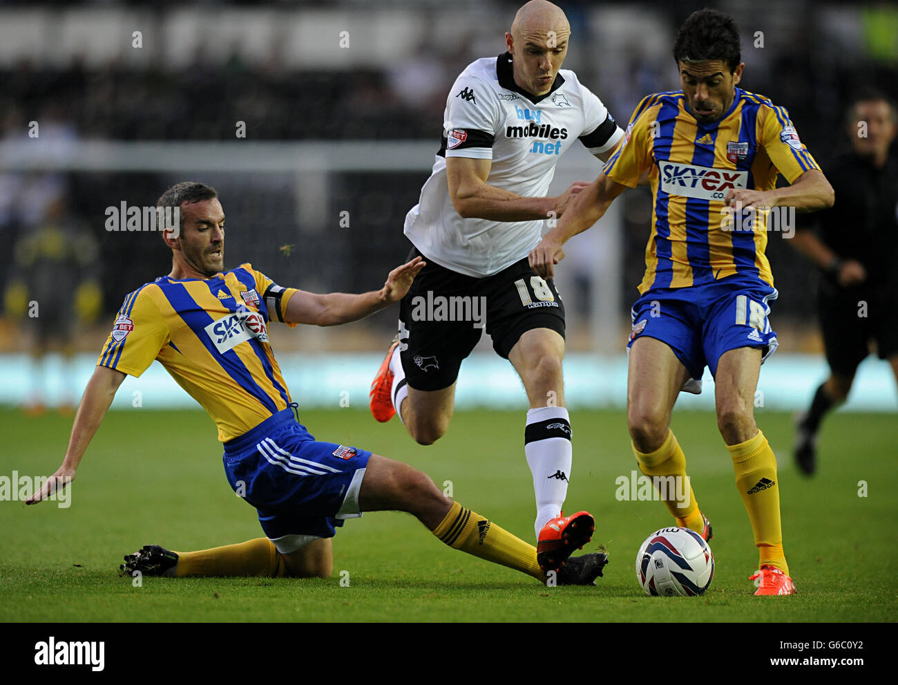 Conor Sammon (Mitte) von Derby County wird von Brentfords Rodriguz Javi Venta (rechts) und Kevin O'Connor überfüllt Stockfoto