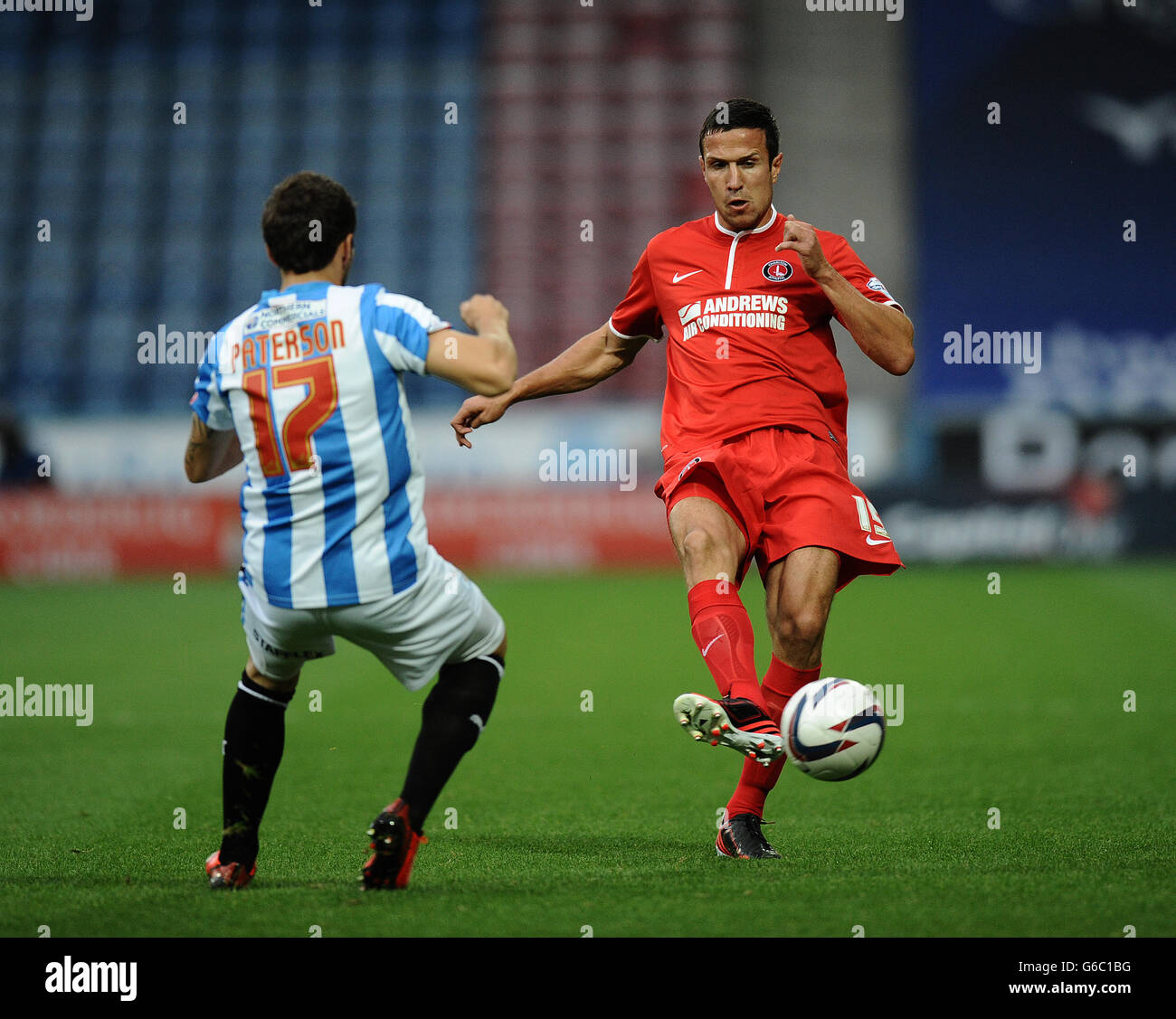 Martin Paterson (links) von Huddersfield Town und Richard Wood von Charlton Athletic im Einsatz Stockfoto