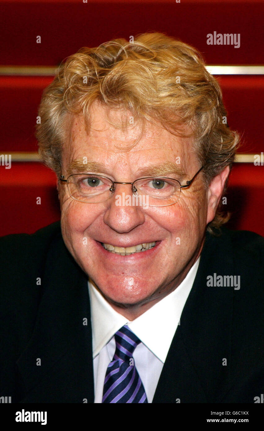 Jerry Springer kommt im Palais de Festival zur Premiere seines Films "Citizen dicent" während der 56. Filmfestspiele von Cannes in Cannes, Frankreich. Stockfoto