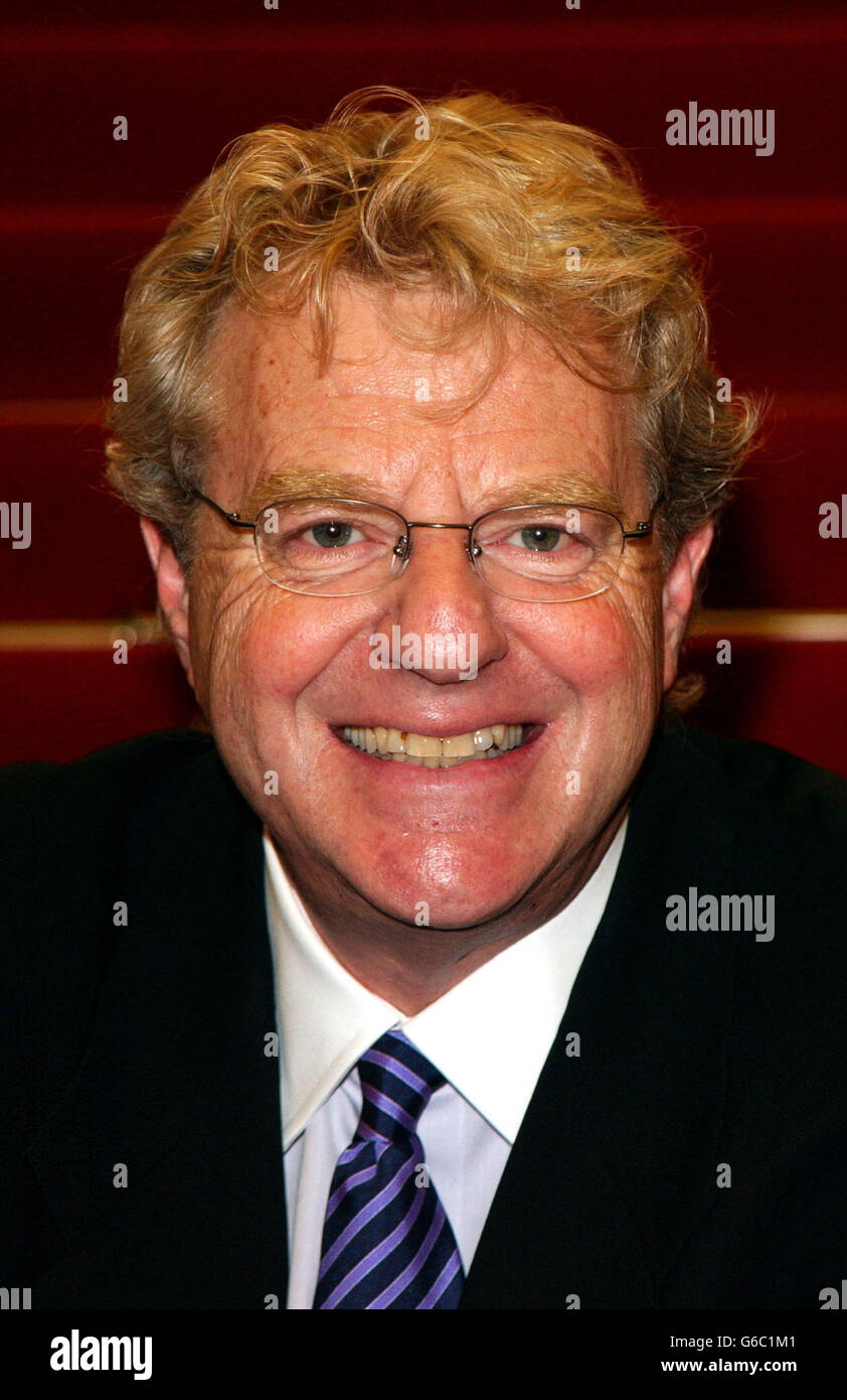 Jerry Springer kommt im Palais de Festival zur Premiere seines Films "Citizen dicent" während der 56. Filmfestspiele von Cannes in Cannes, Frankreich. Stockfoto